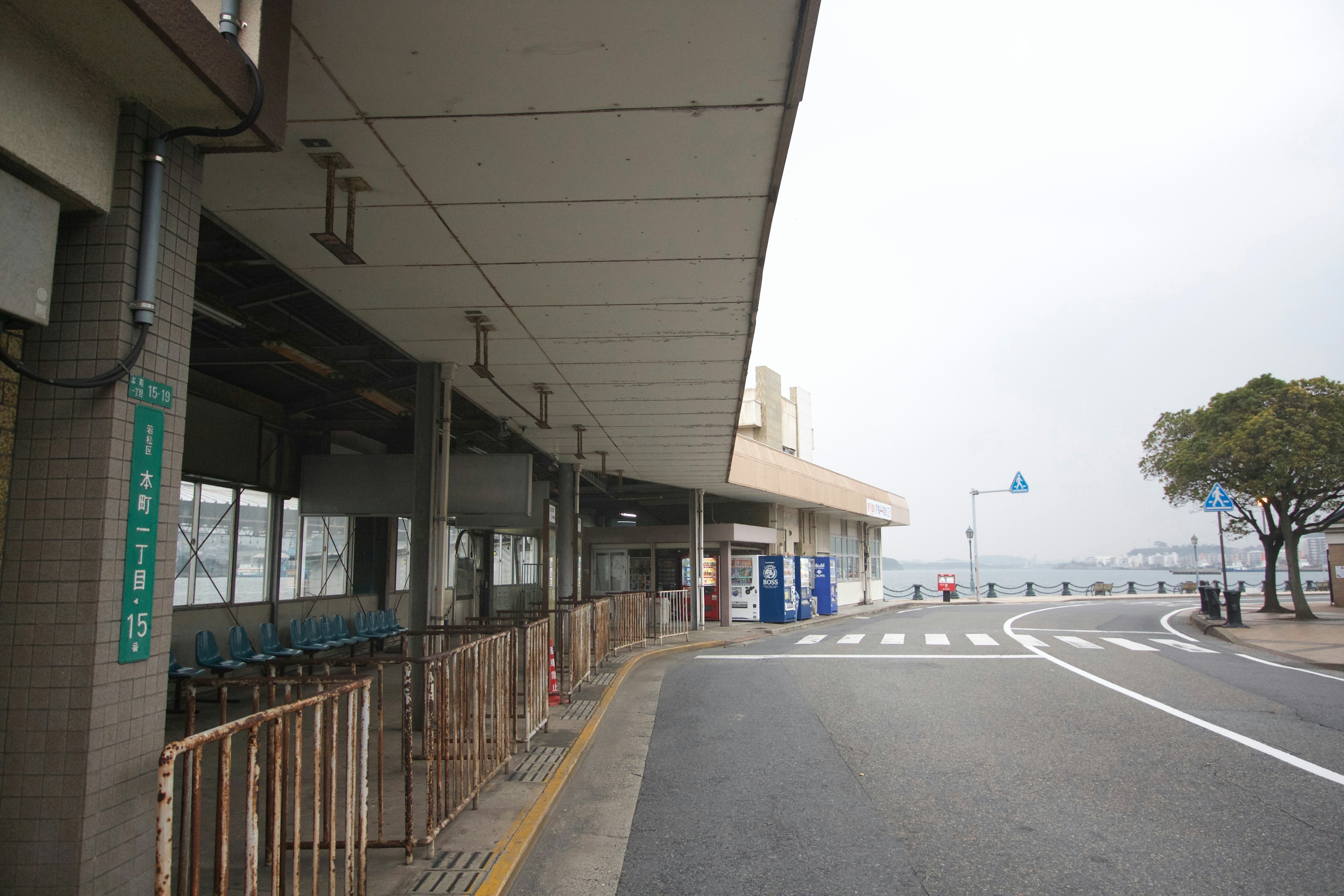 海に面した空の広い歩道と建物の外観