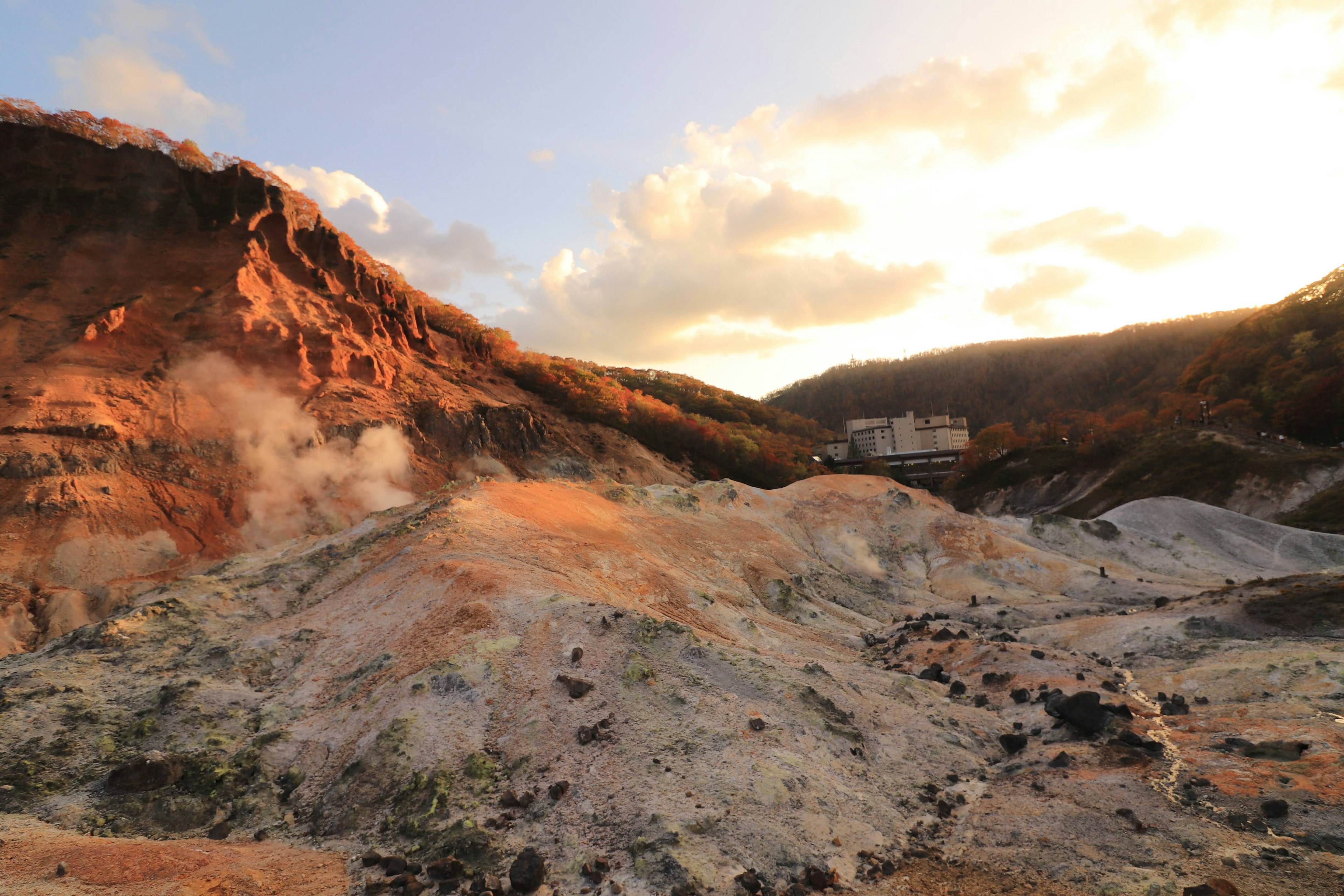 火山景观与美丽的日落光线