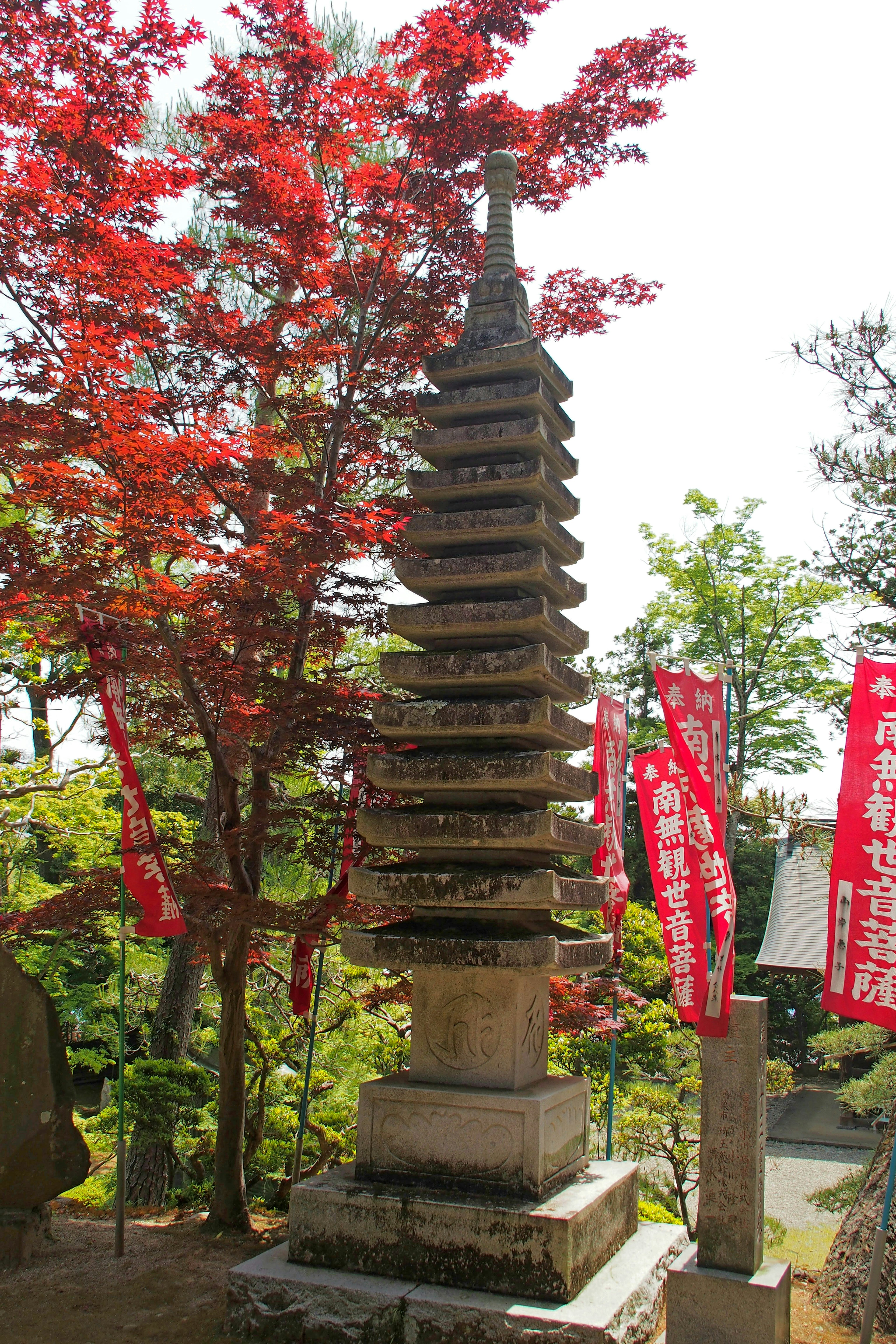 五重塔と紅葉の木がある風景