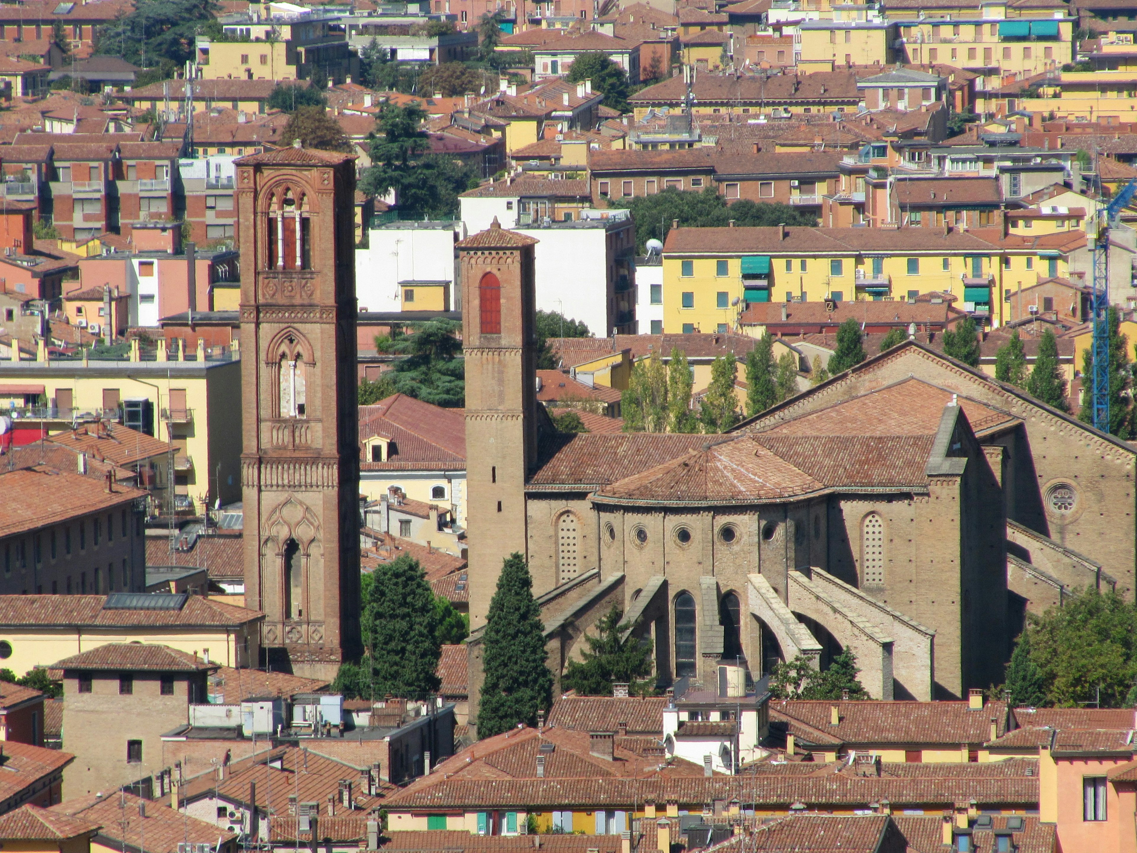 Edificios históricos y techos de Bolonia