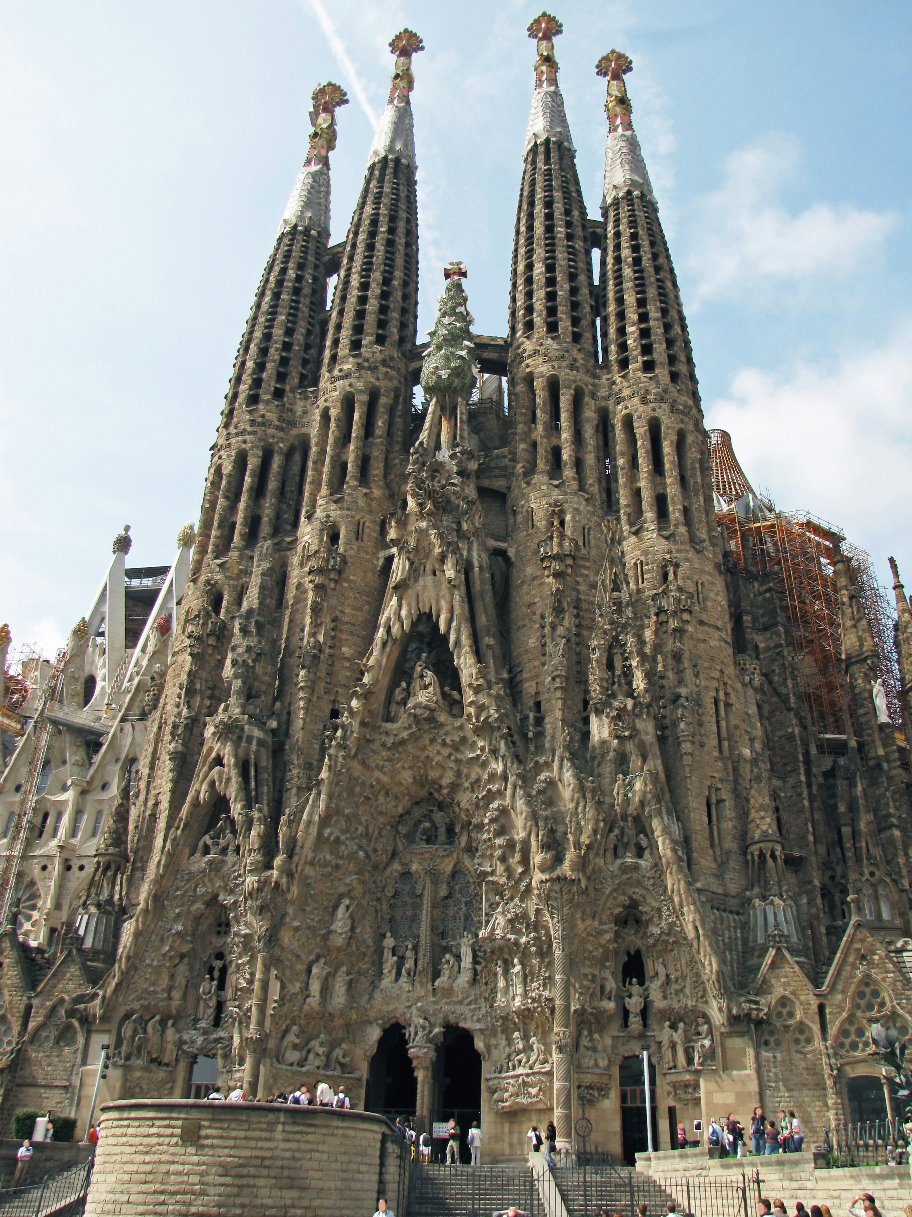 La majestuosa fachada y las torres de la Sagrada Familia