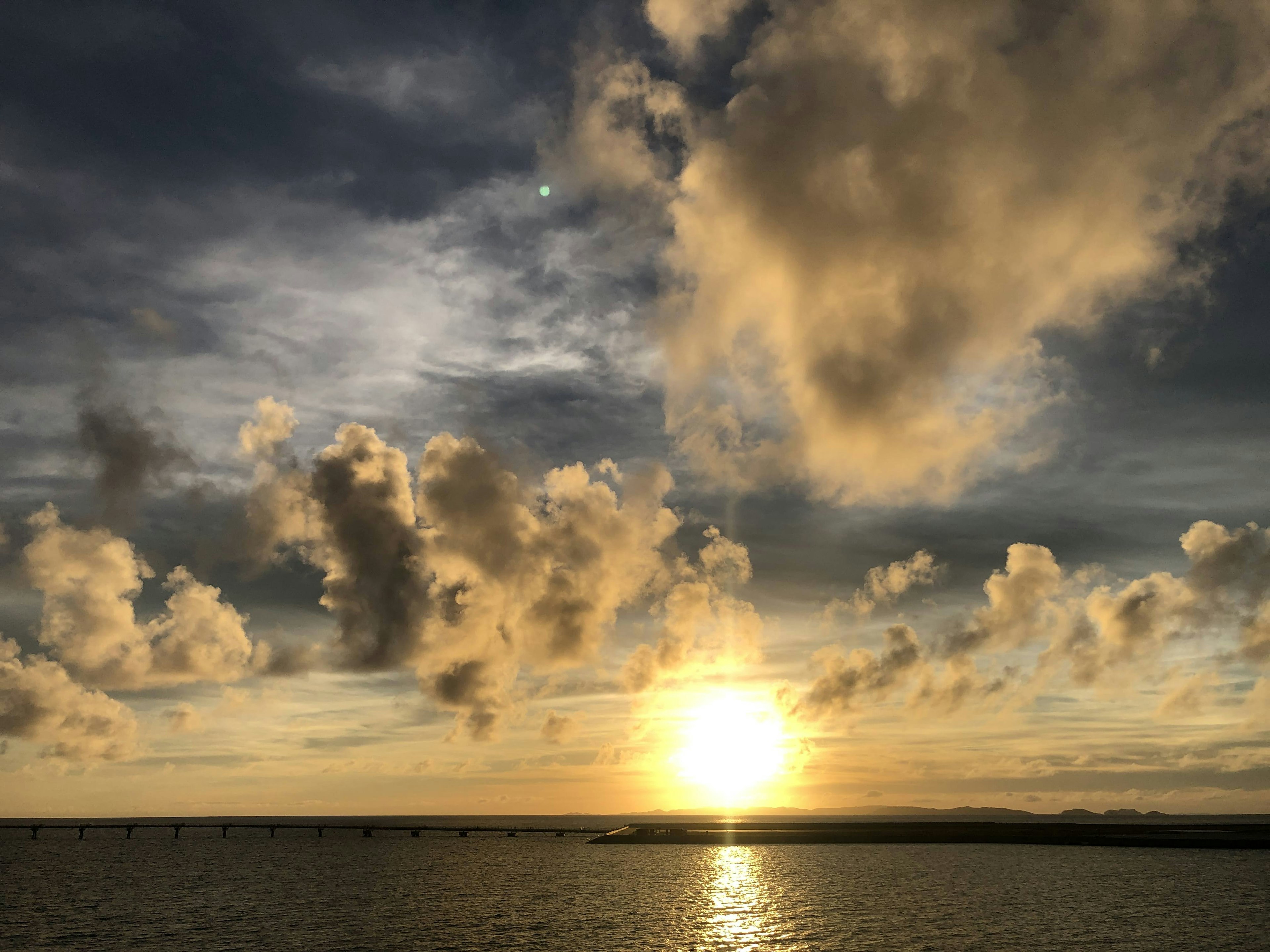 Un paesaggio bellissimo del tramonto sul mare con nuvole colorate