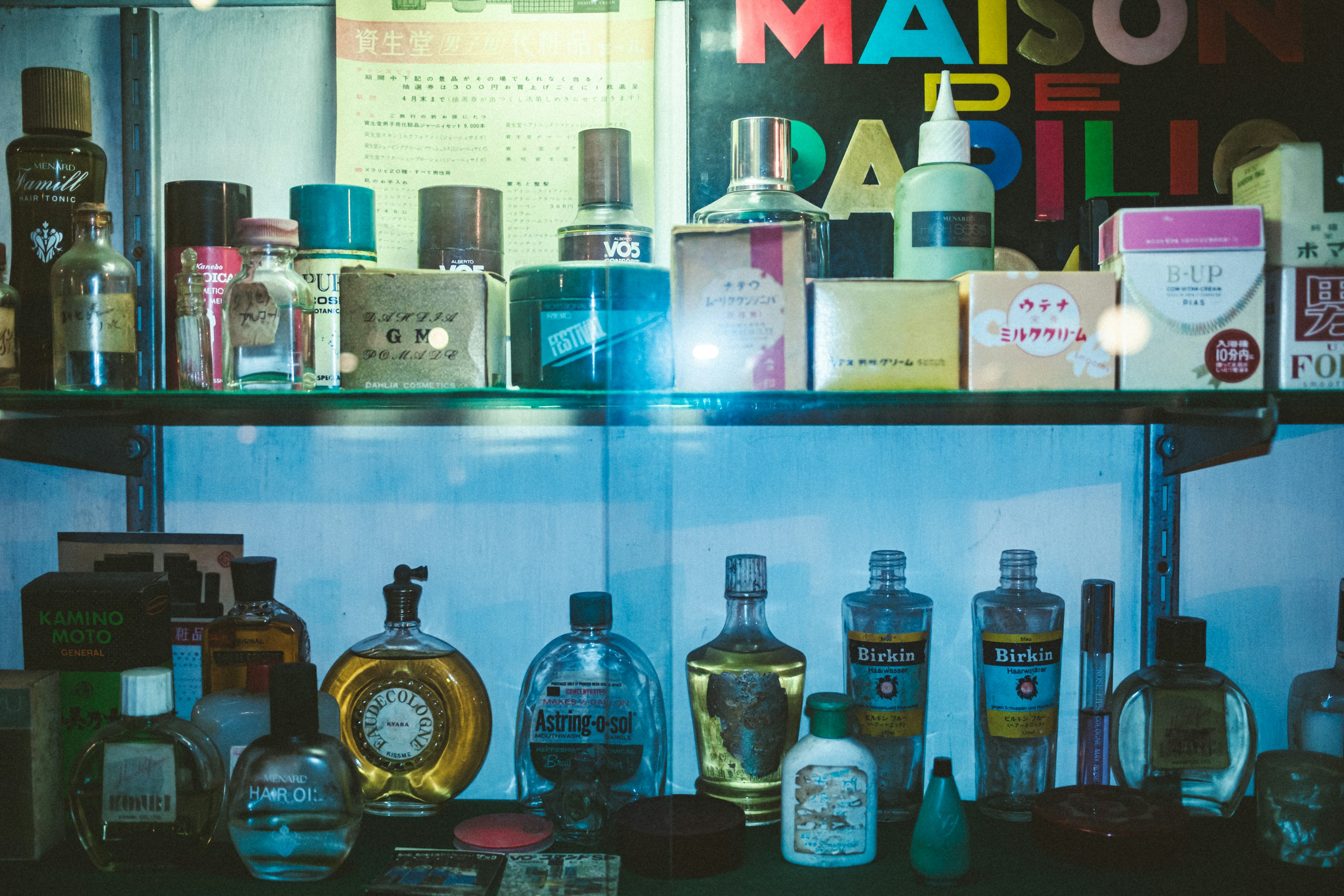 Vitrine remplie de bouteilles et de boîtes de parfum vintage