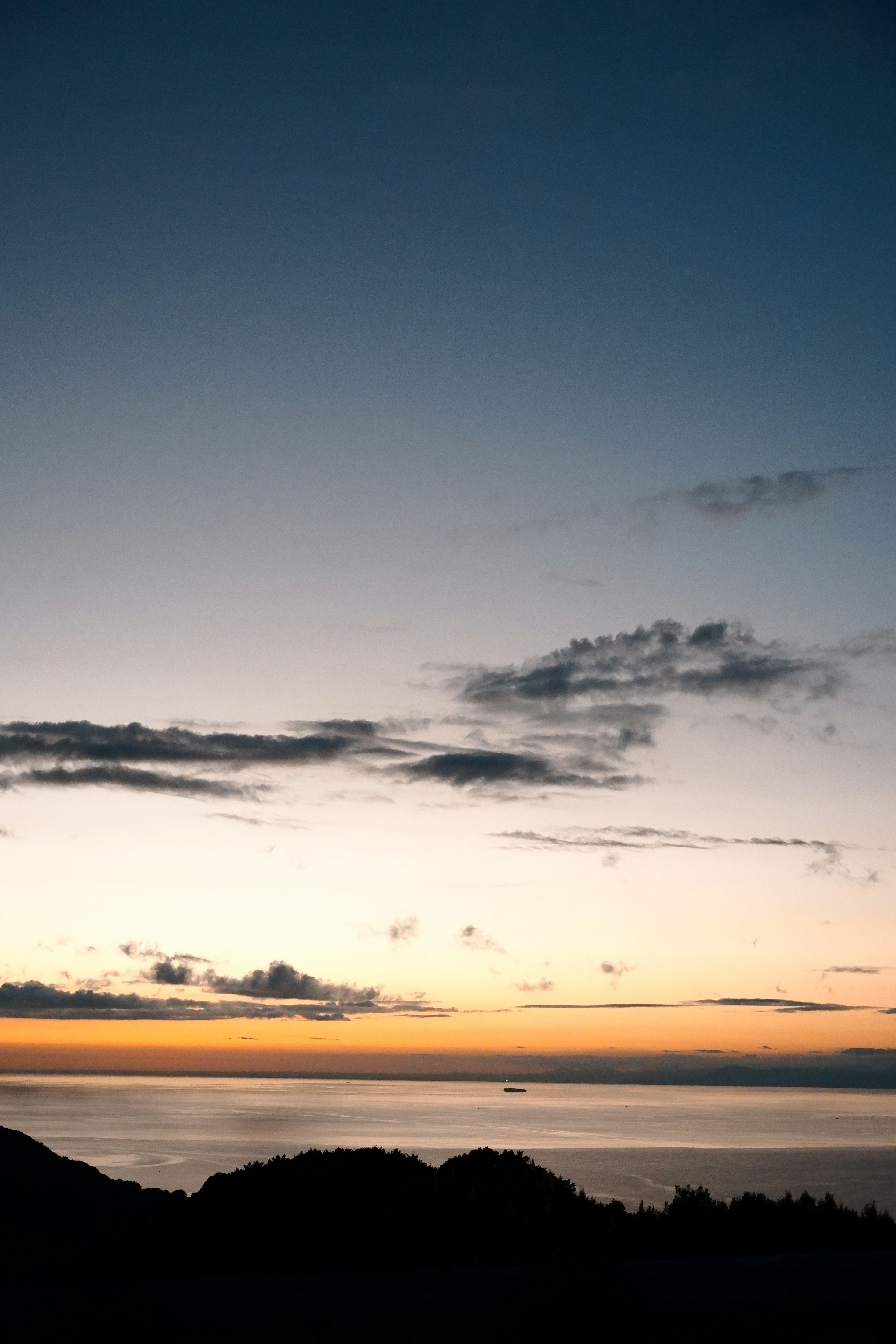 美しい夕暮れの風景で、海と空のグラデーションが見える