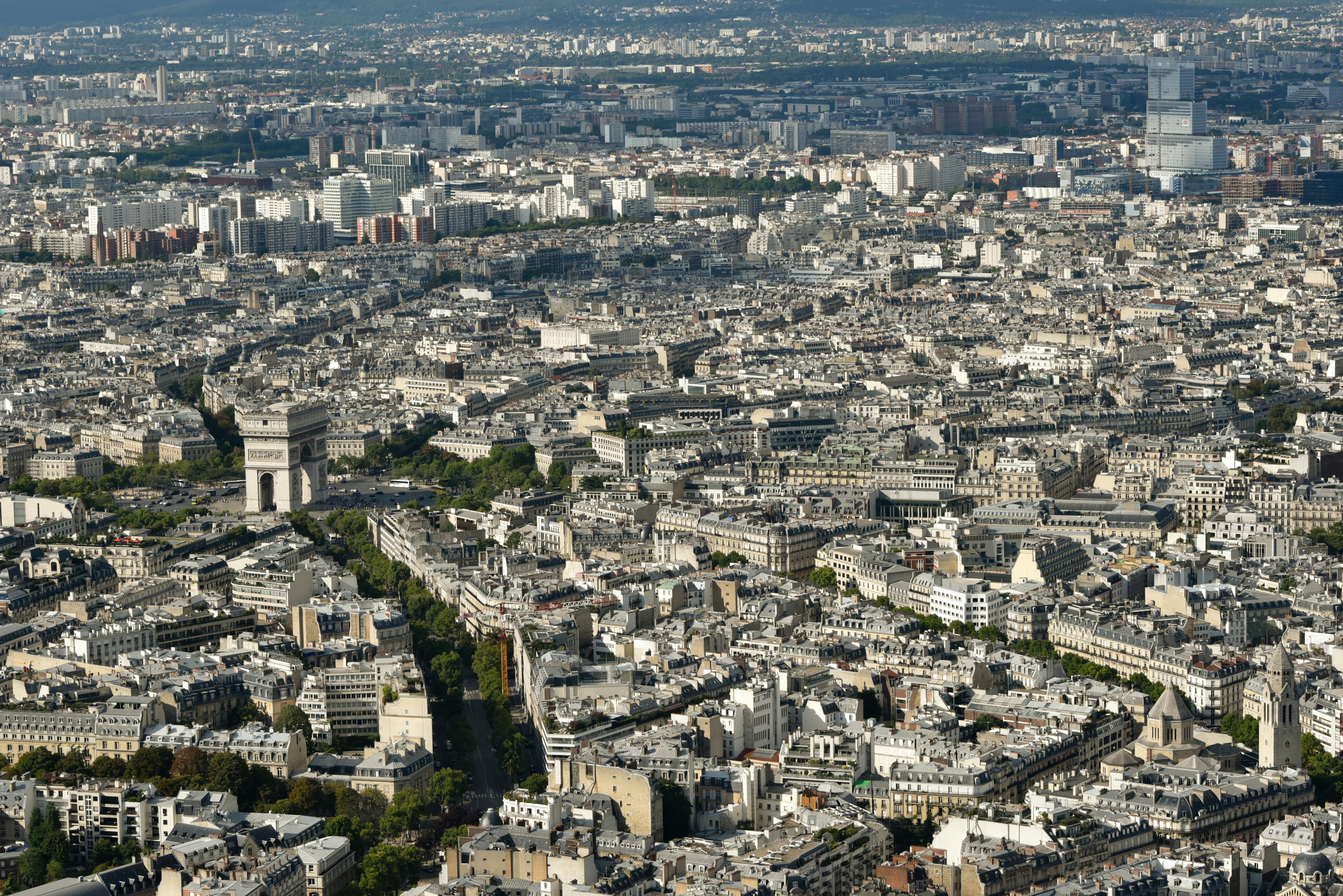 Pemandangan panorama Paris yang menunjukkan bangunan dan area hijau