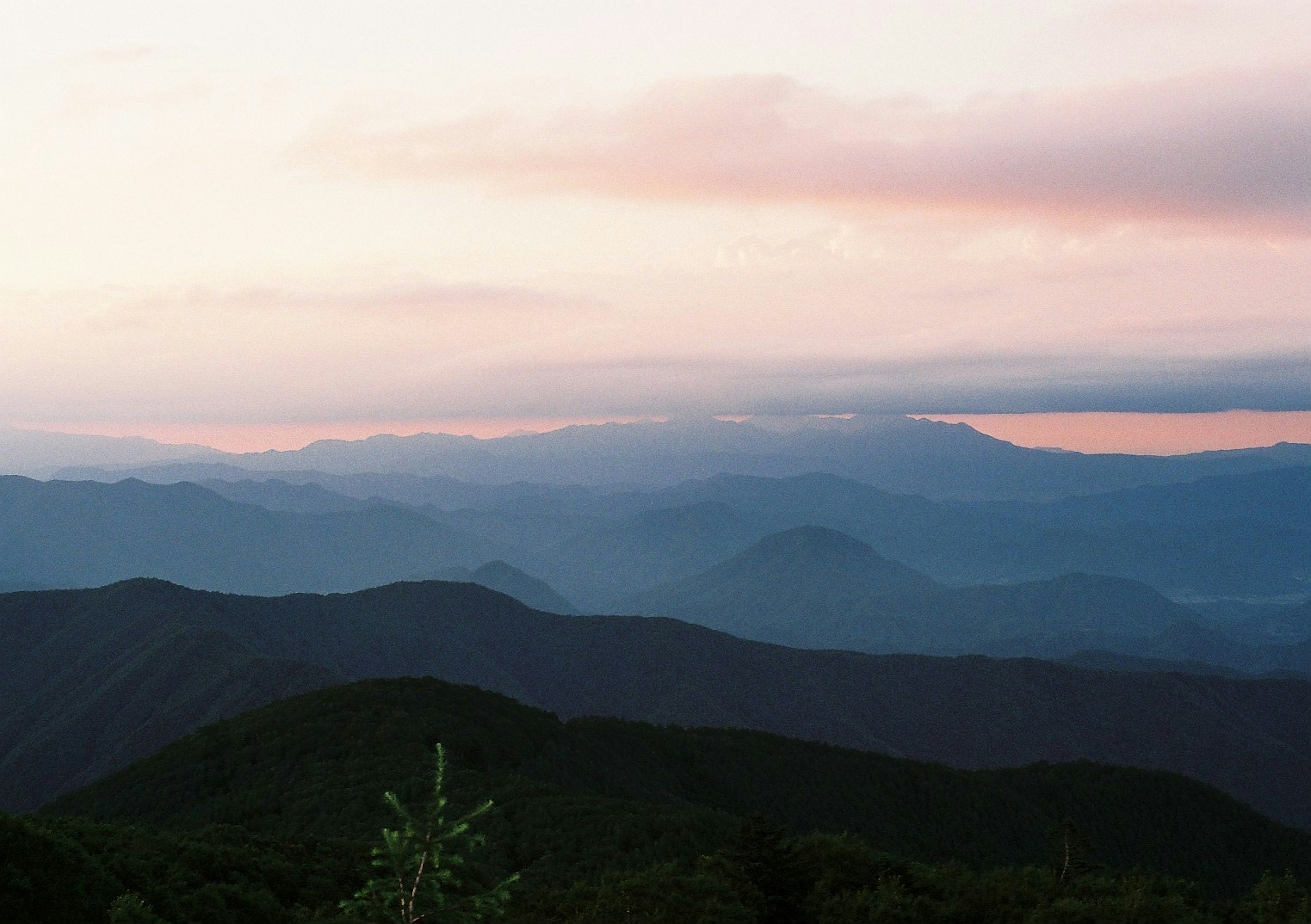 Silhouette de montagnes contre un ciel de coucher de soleil doux