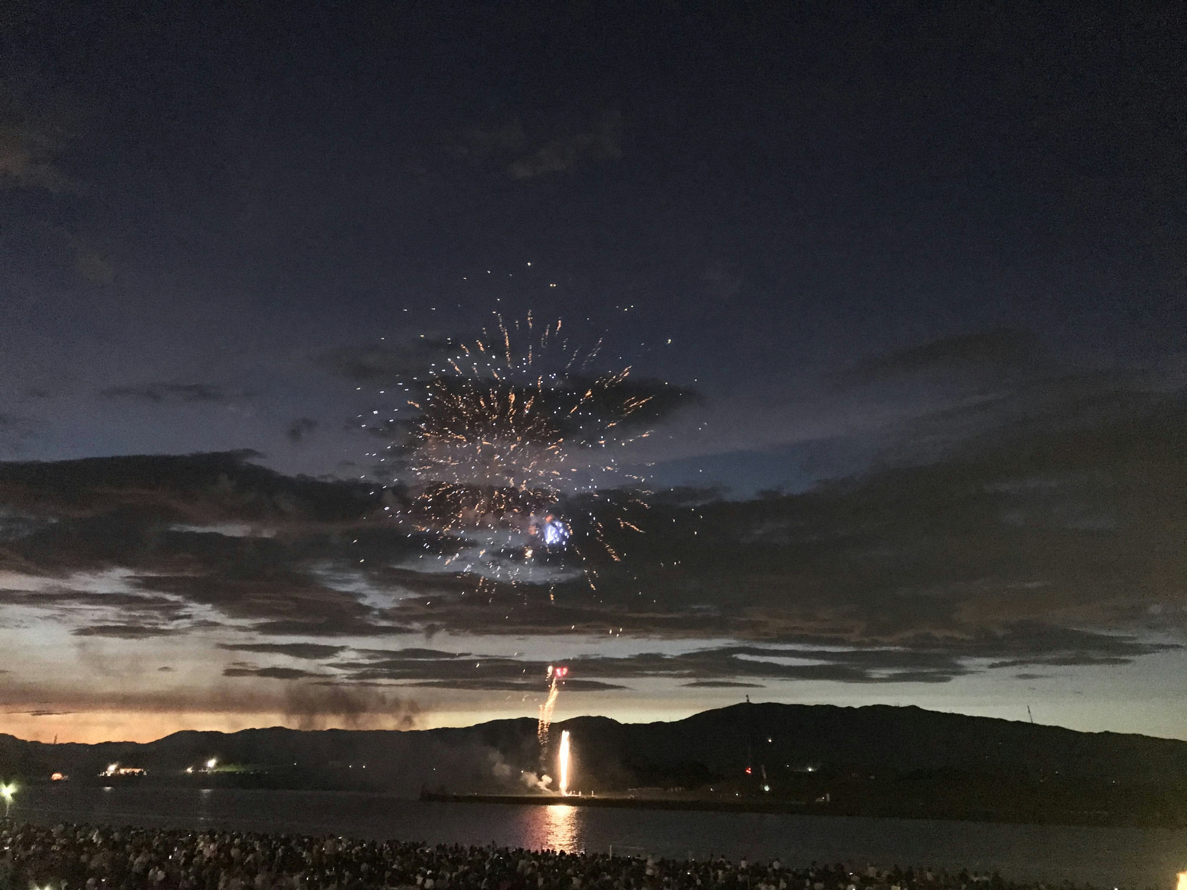 Pemandangan indah kembang api menerangi langit malam