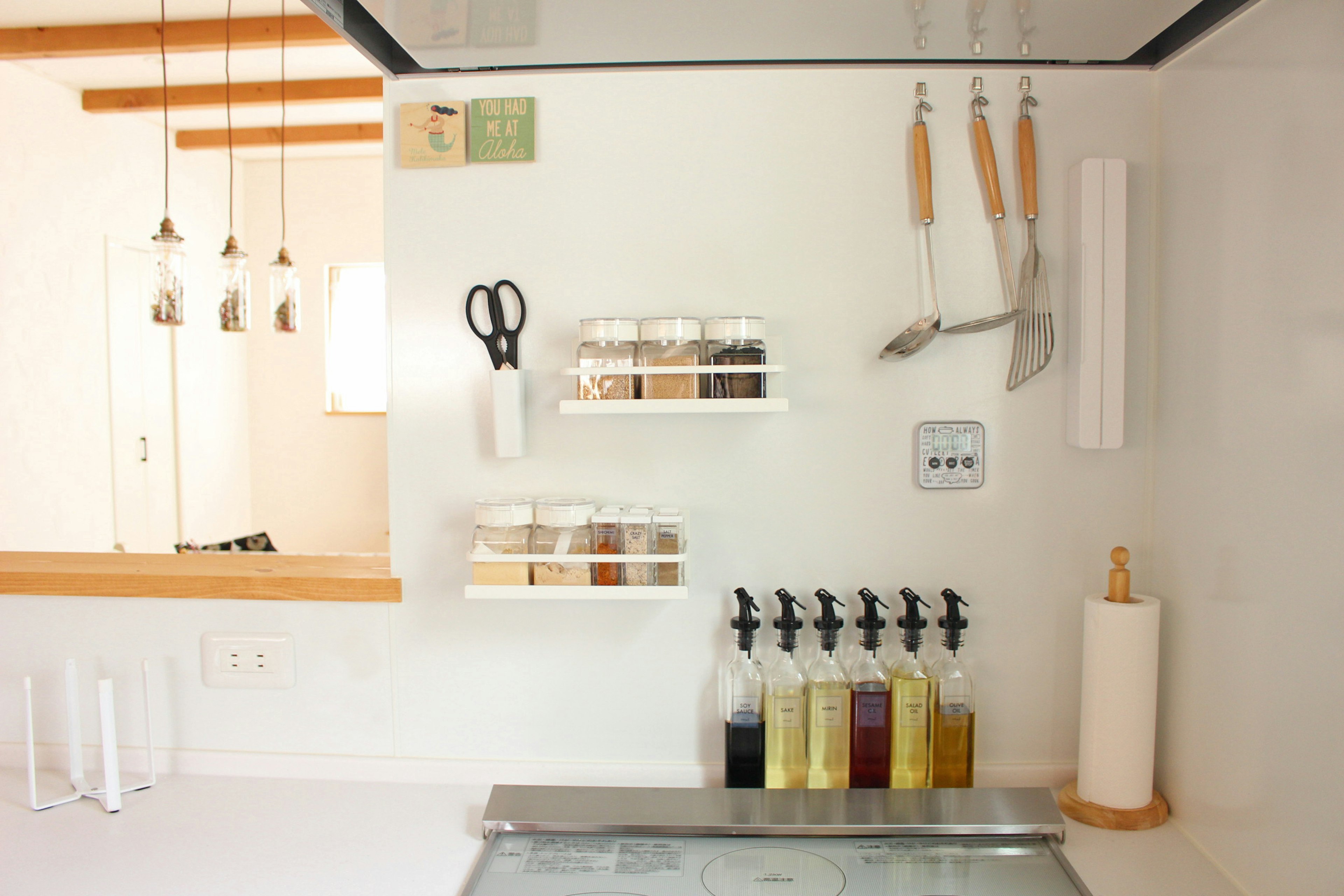 Pared de cocina moderna que muestra especias y aceites organizados