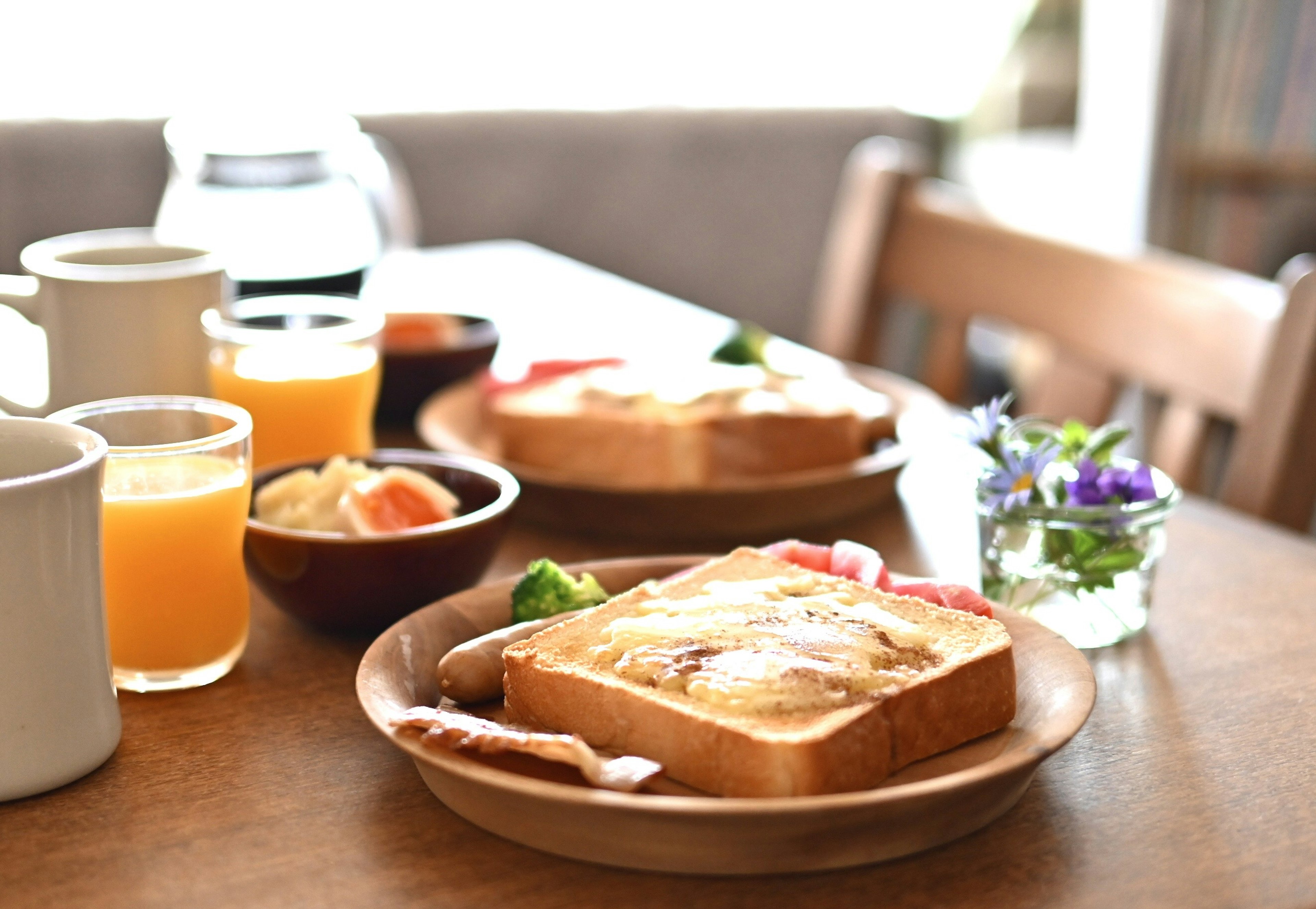 Piatti per la colazione su un tavolo con toast insalata e frutta