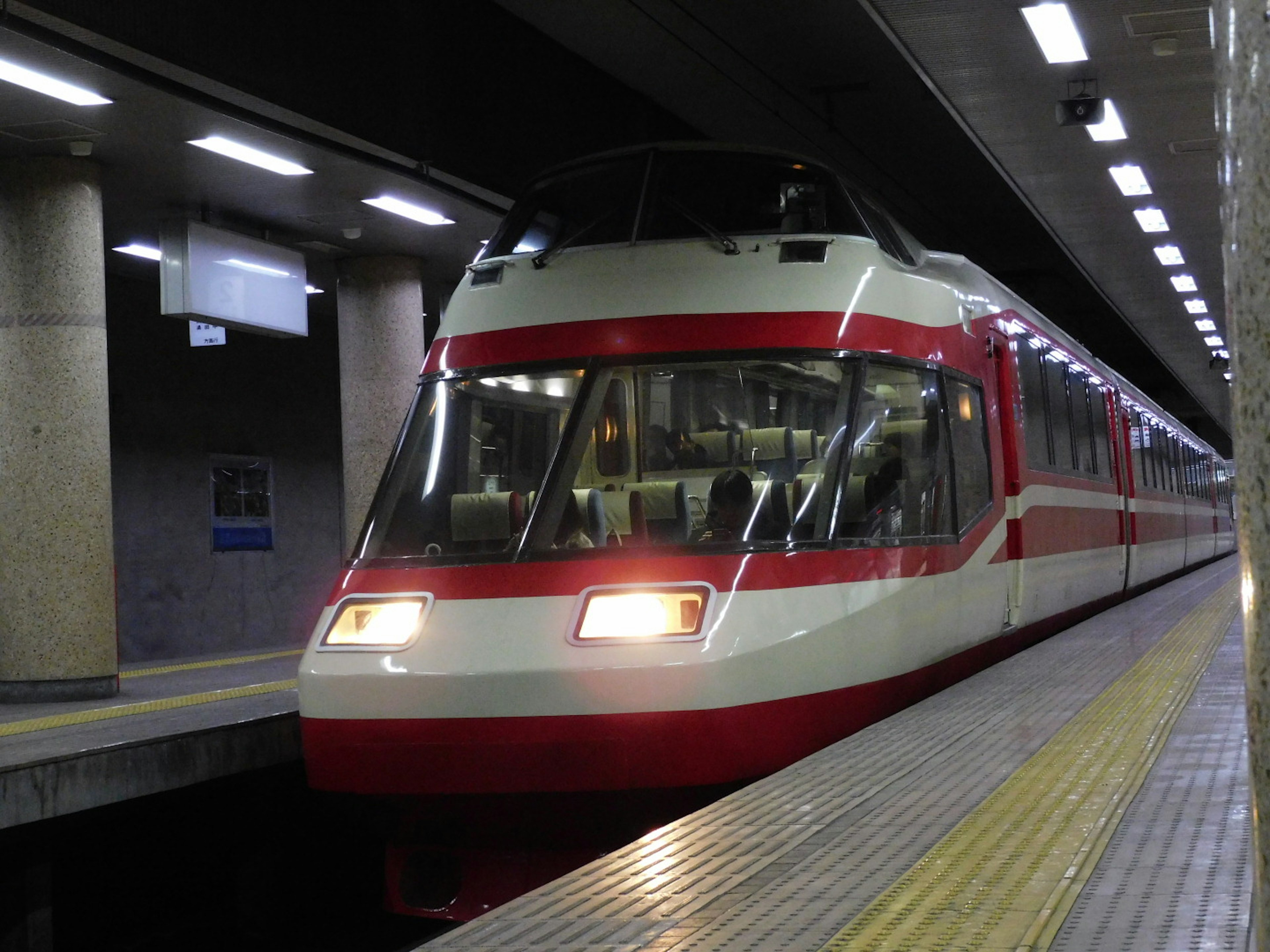 赤と白の電車が地下鉄駅に停車中