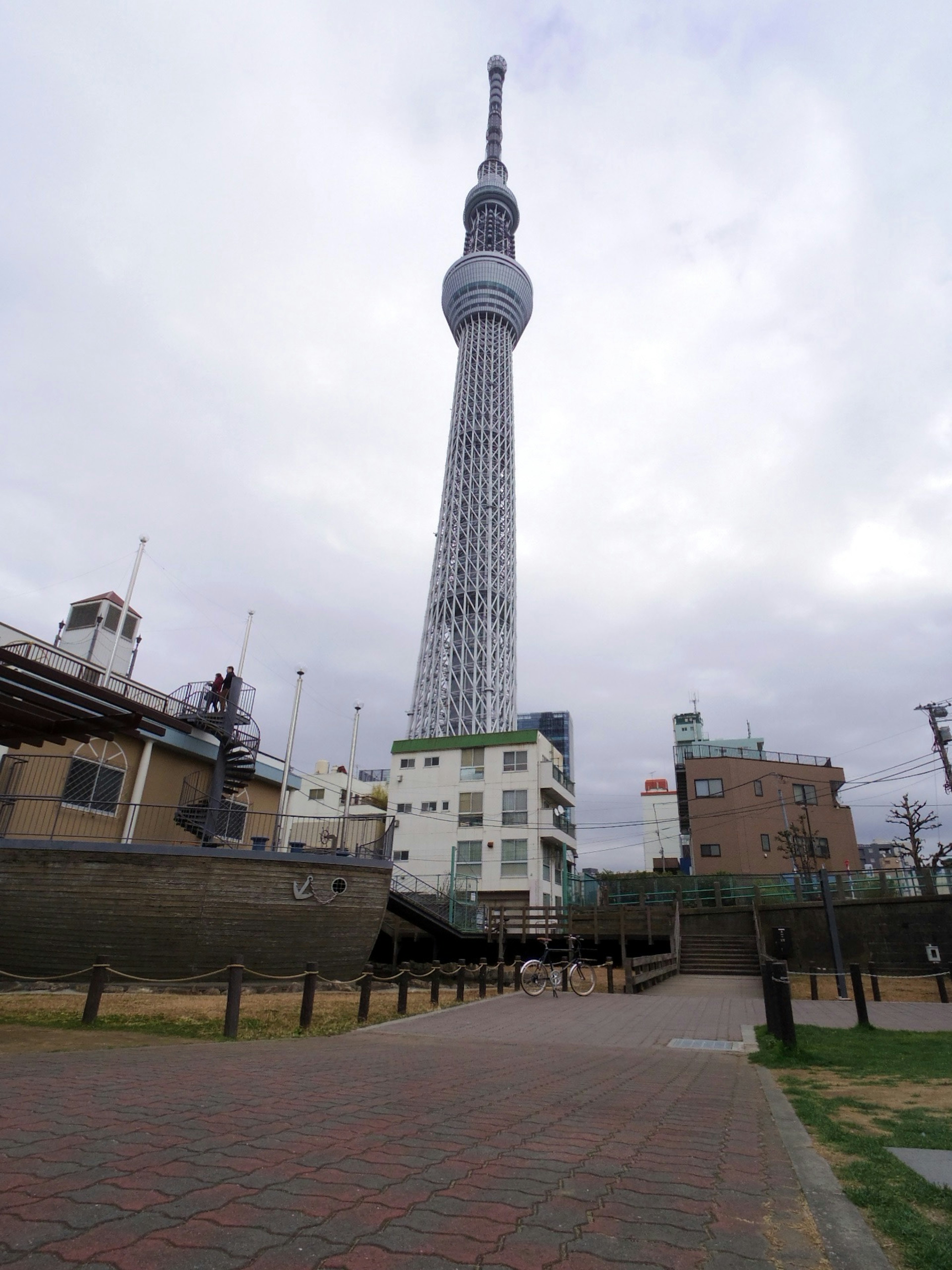 Vista completa de la Tokyo Skytree y los edificios circundantes