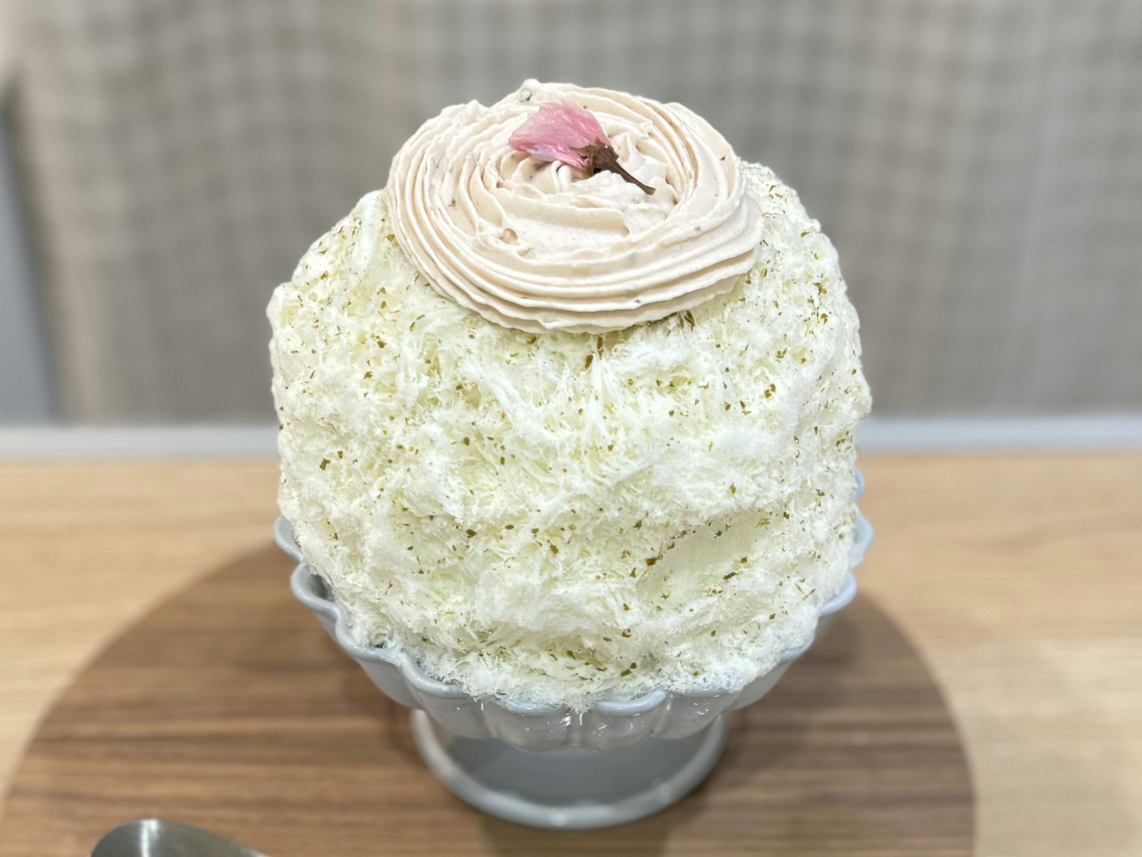 Dessert blanc et moelleux sur une assiette en verre avec une décoration de fleur de rose