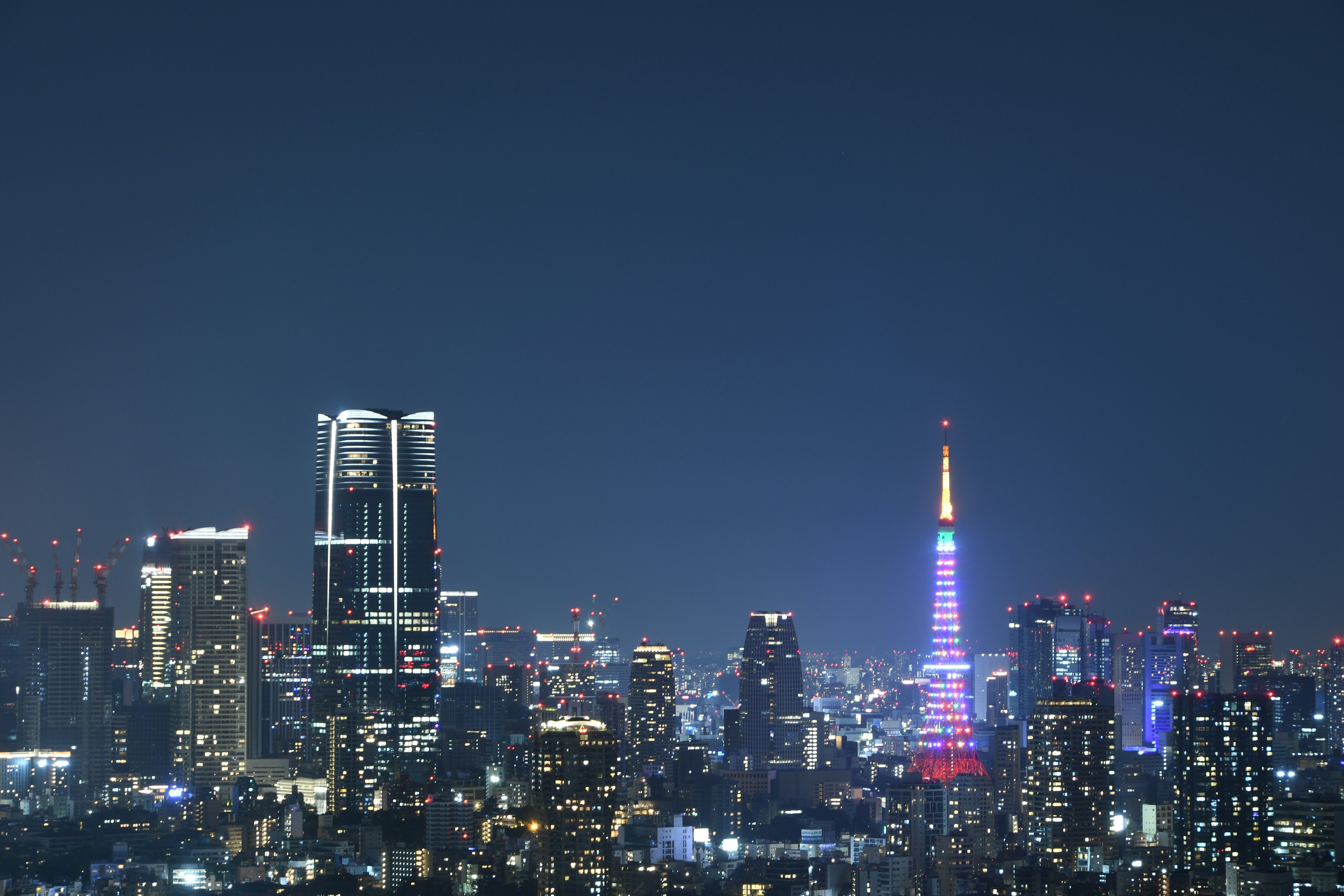 El horizonte de Tokio de noche con rascacielos y la Torre de Tokio iluminada