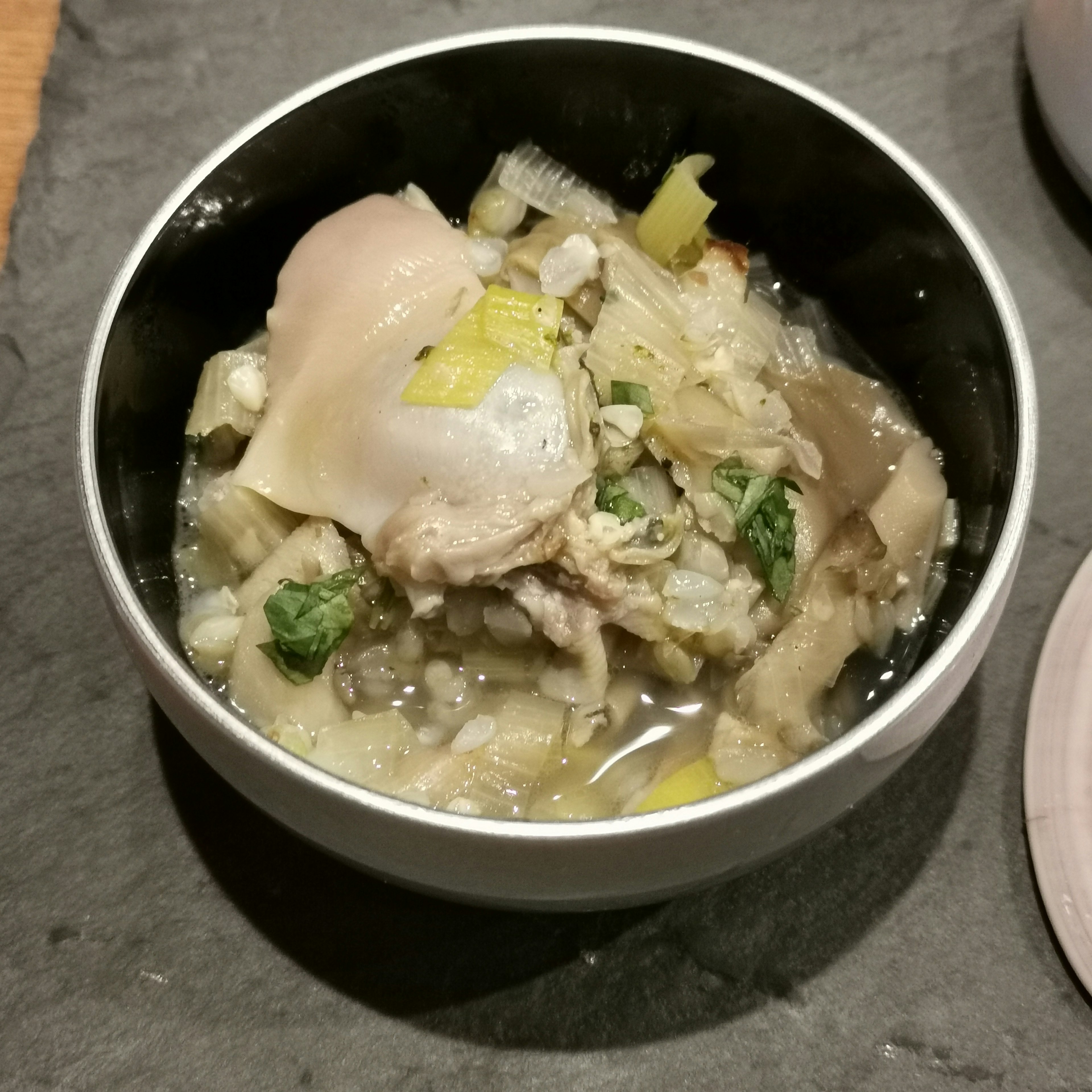 Zuppa calda con verdure e pollo