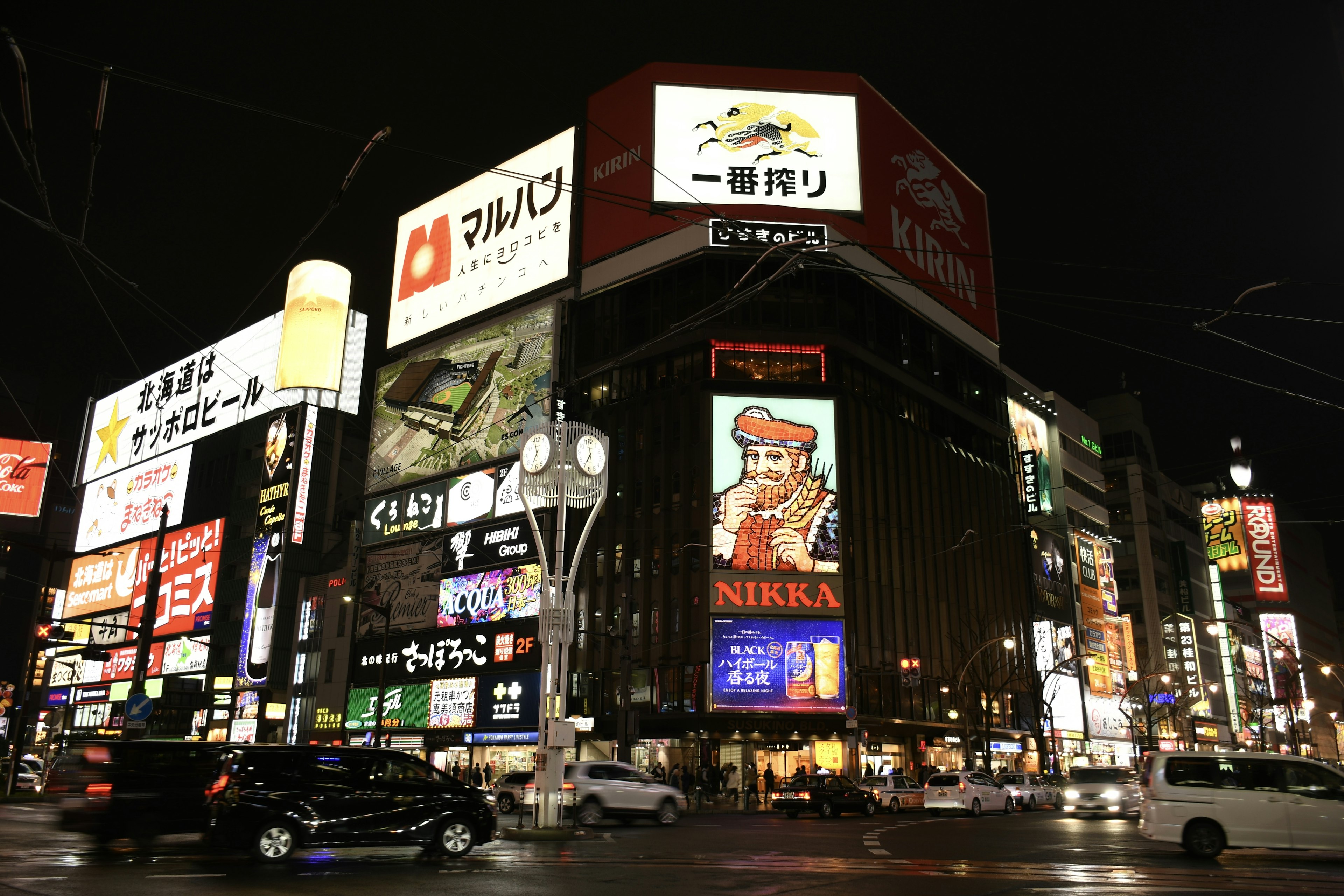 夜の繁華街にある明るいネオン看板とビル