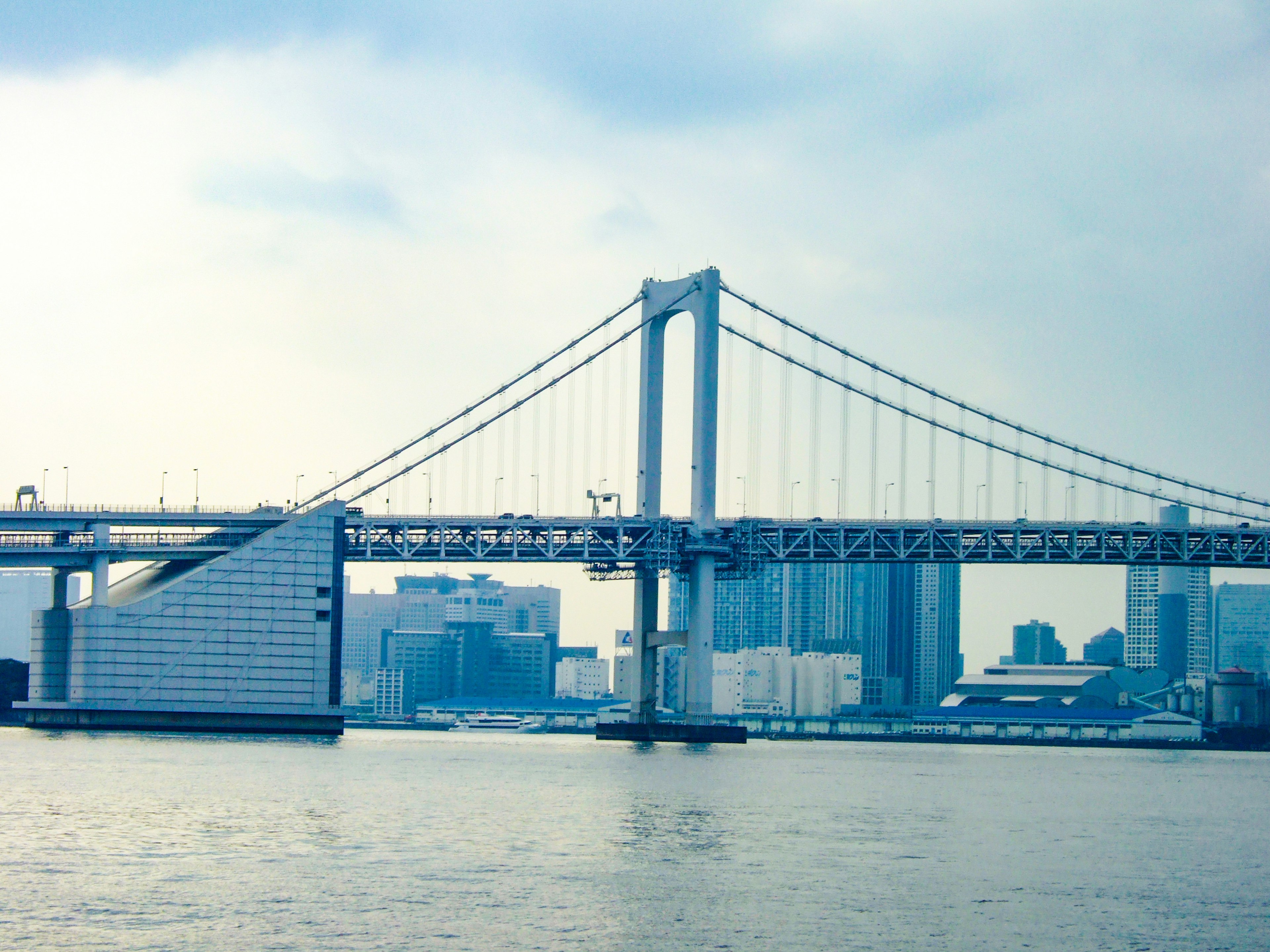 Pemandangan Jembatan Pelangi dan cakrawala Tokyo dengan gedung modern