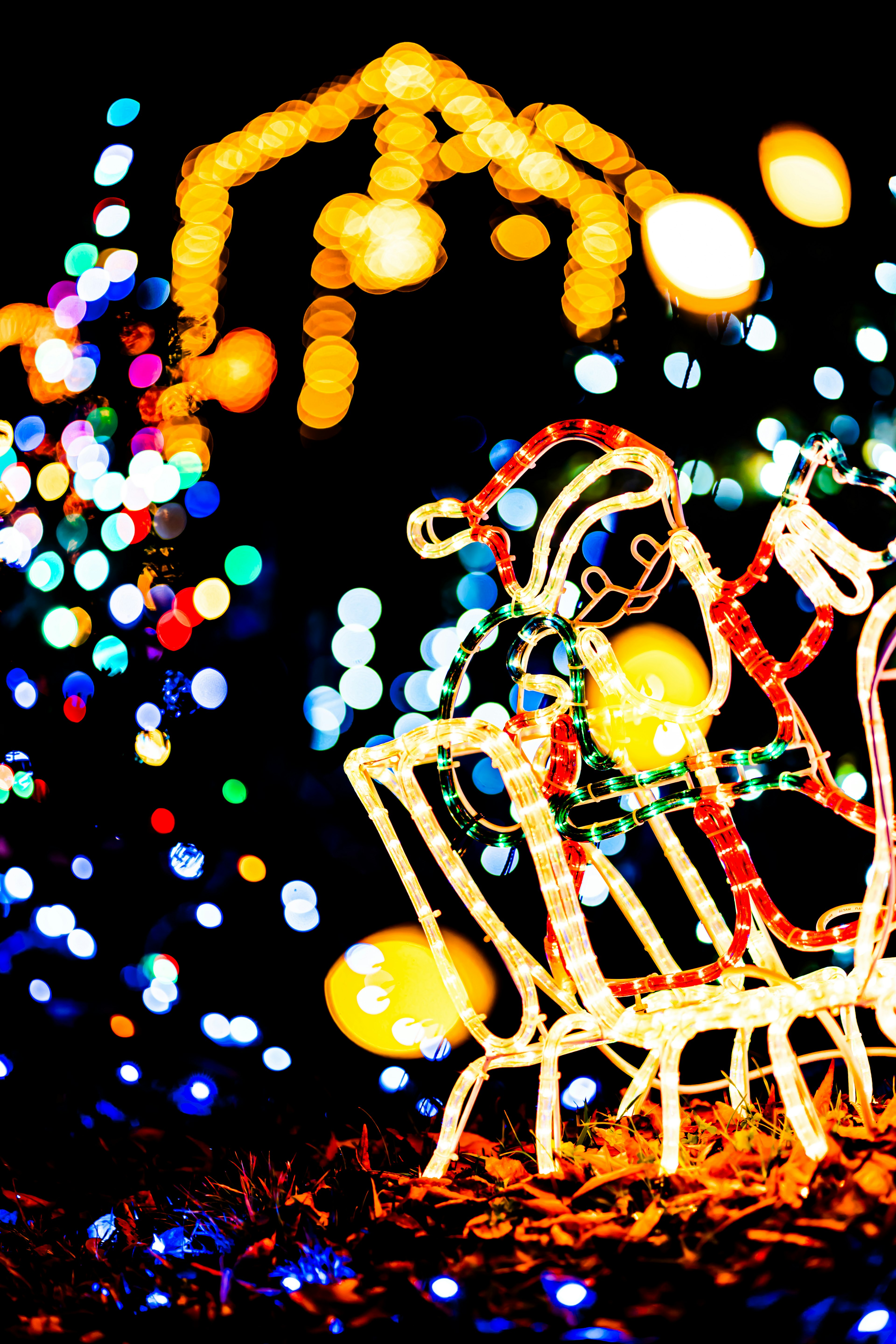 Décoration de Noël mettant en vedette le Père Noël et des rennes illuminés par des lumières colorées