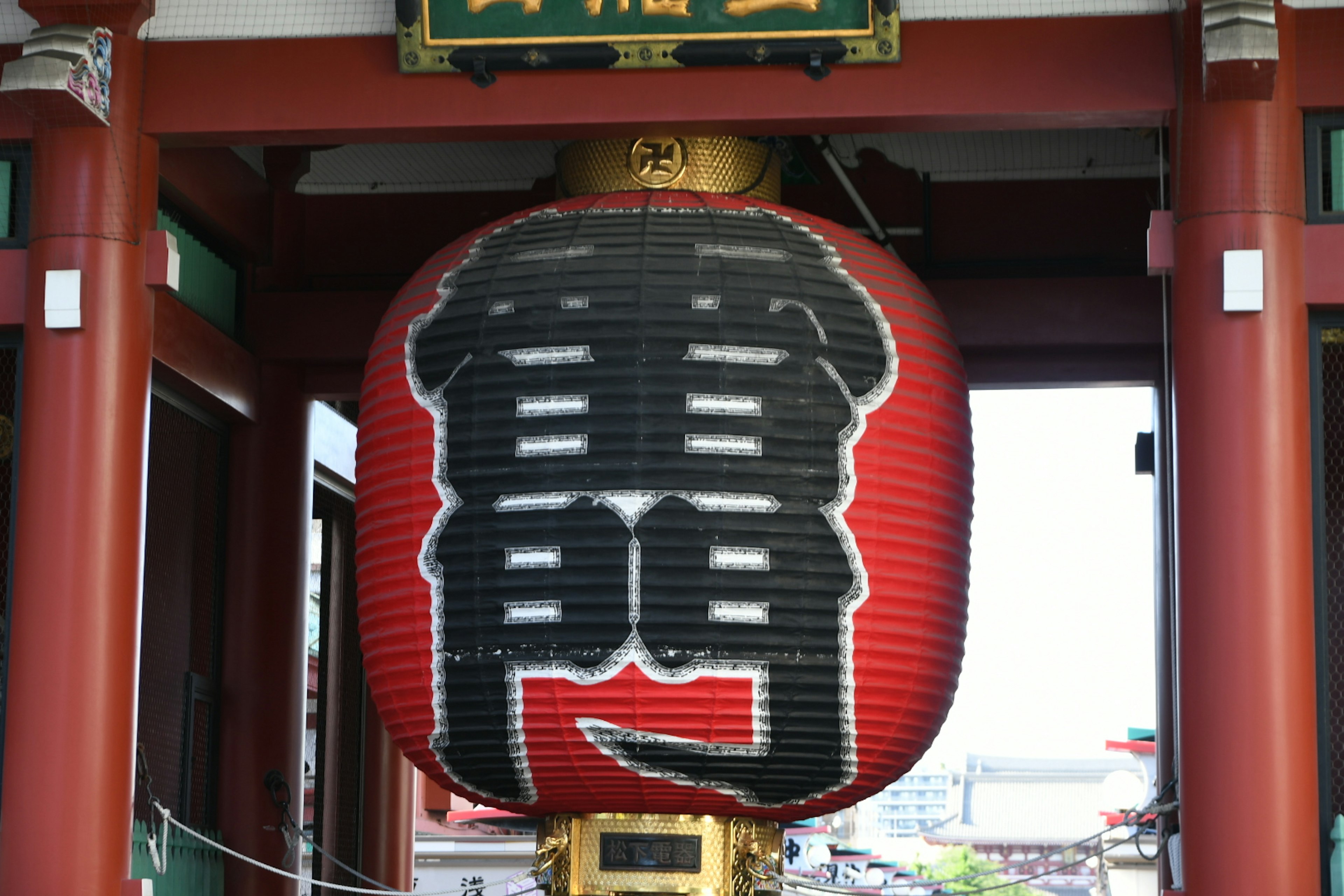 Large red lantern of Kaminarimon gate