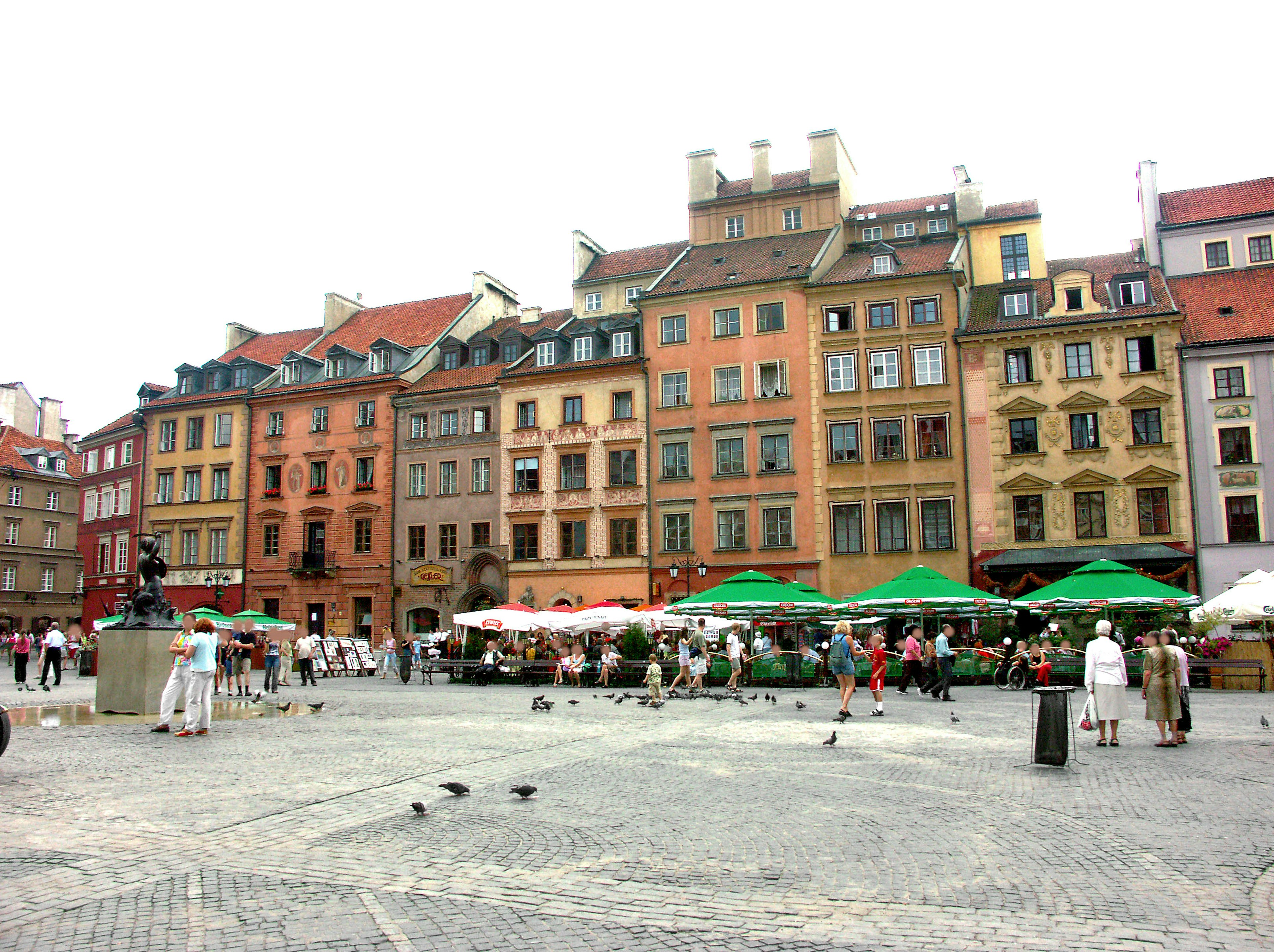 Edifici colorati e caffè all'aperto nella piazza della città vecchia di Varsavia