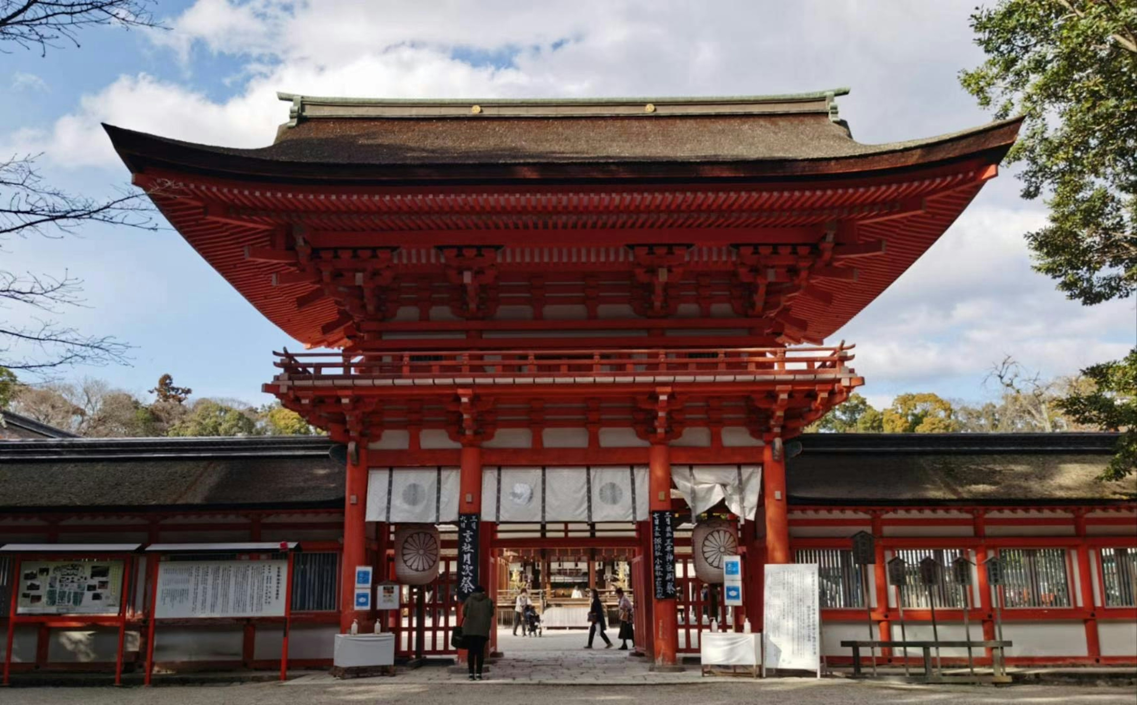 神社的入口，鮮豔的紅色大門與藍天相映成趣