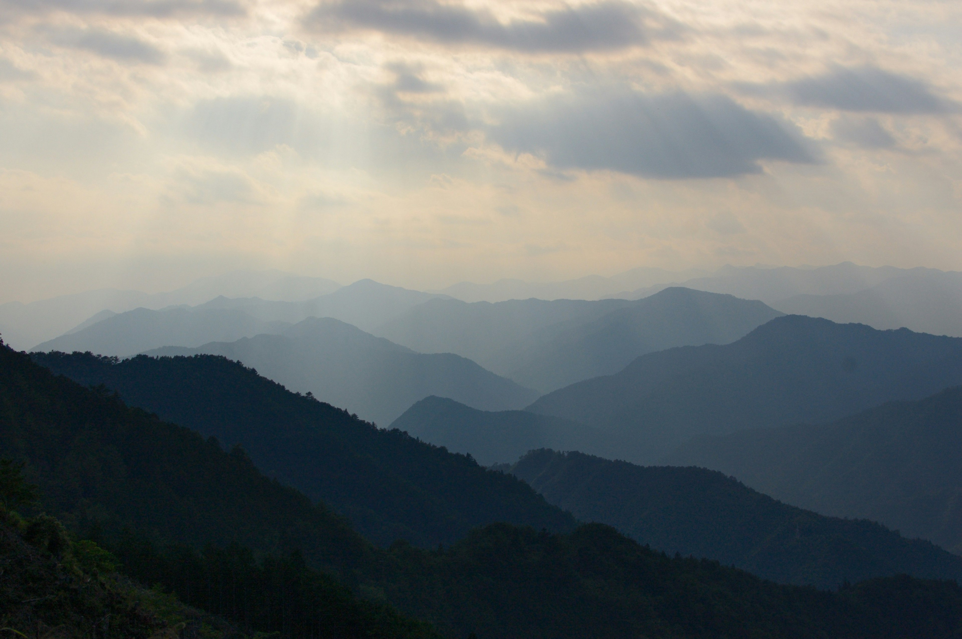 Paysage magnifique de montagnes superposées avec une lumière douce