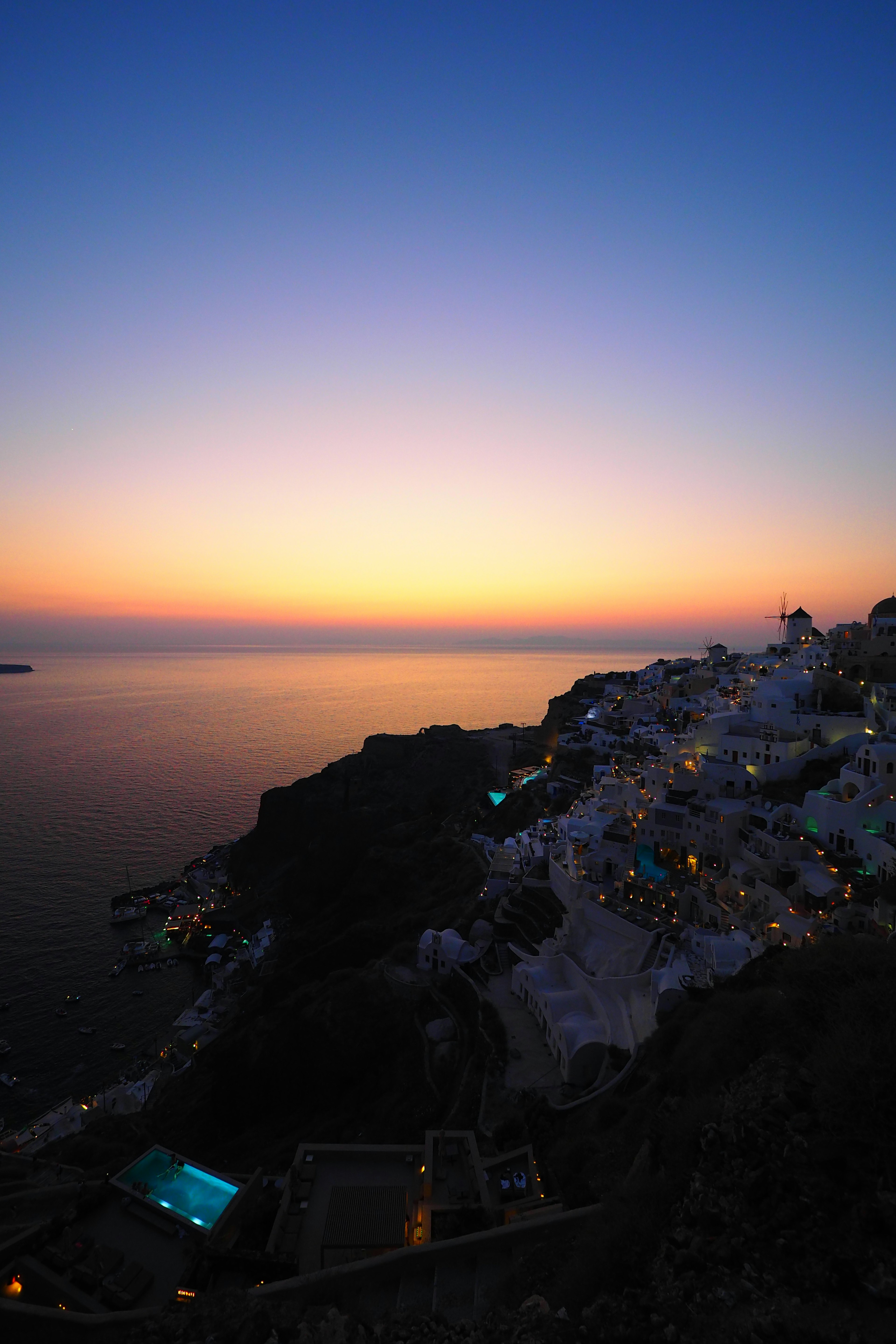 Beeindruckender Sonnenuntergangsblick auf Santorin mit Ozean und weißen Gebäuden