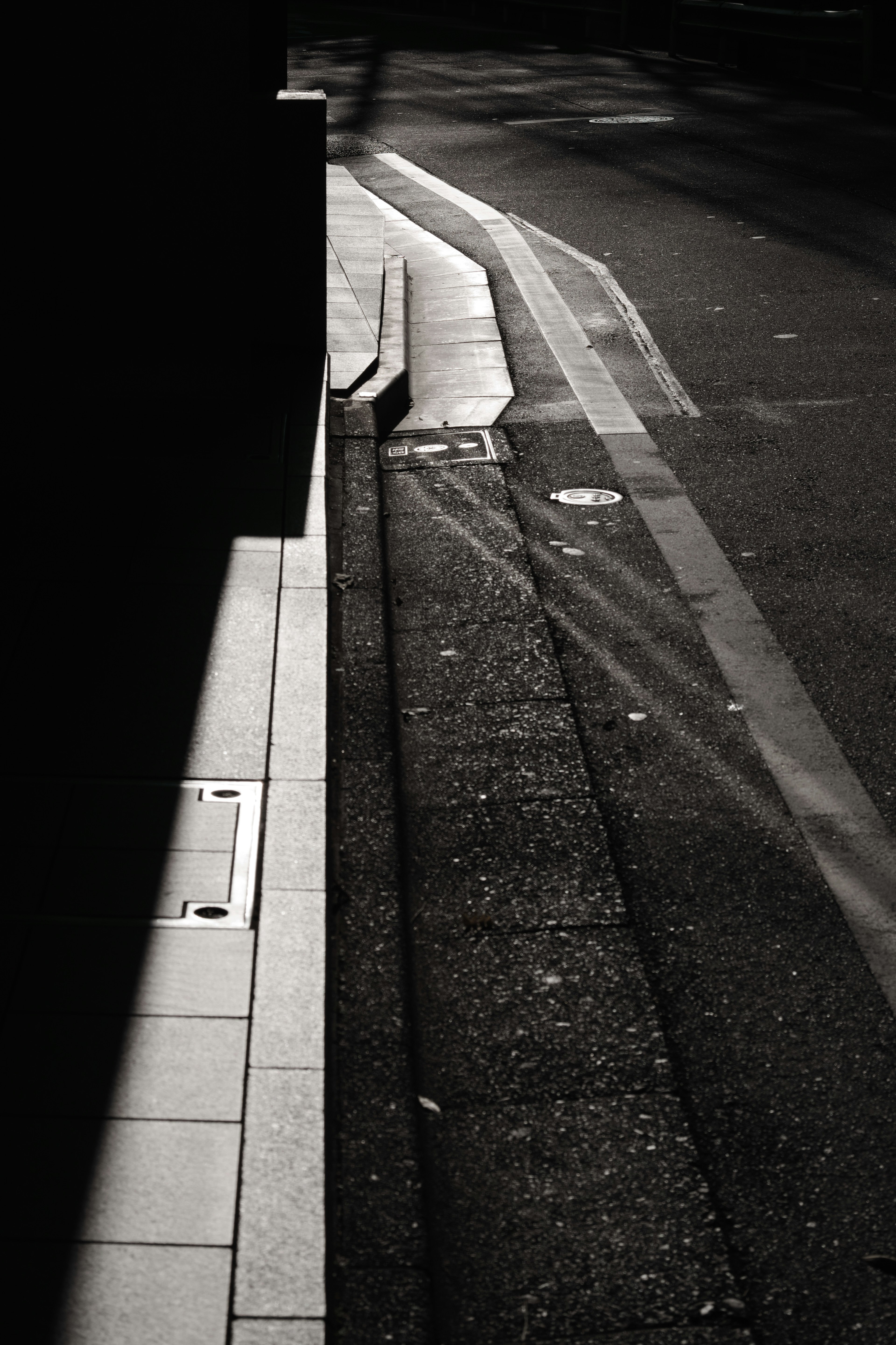 Contraste entre el pavimento y las sombras en una esquina oscura