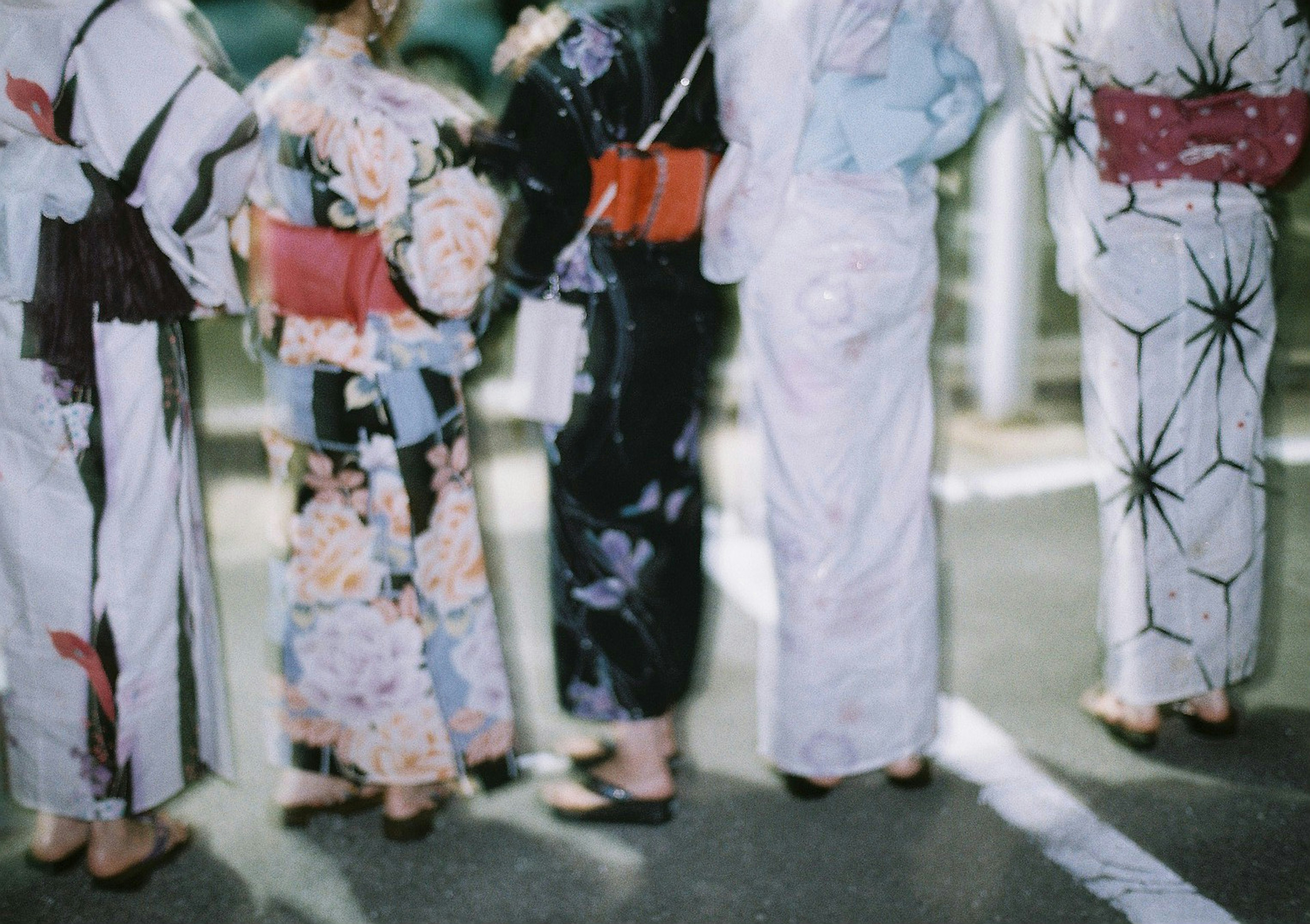 Donne in kimono in fila