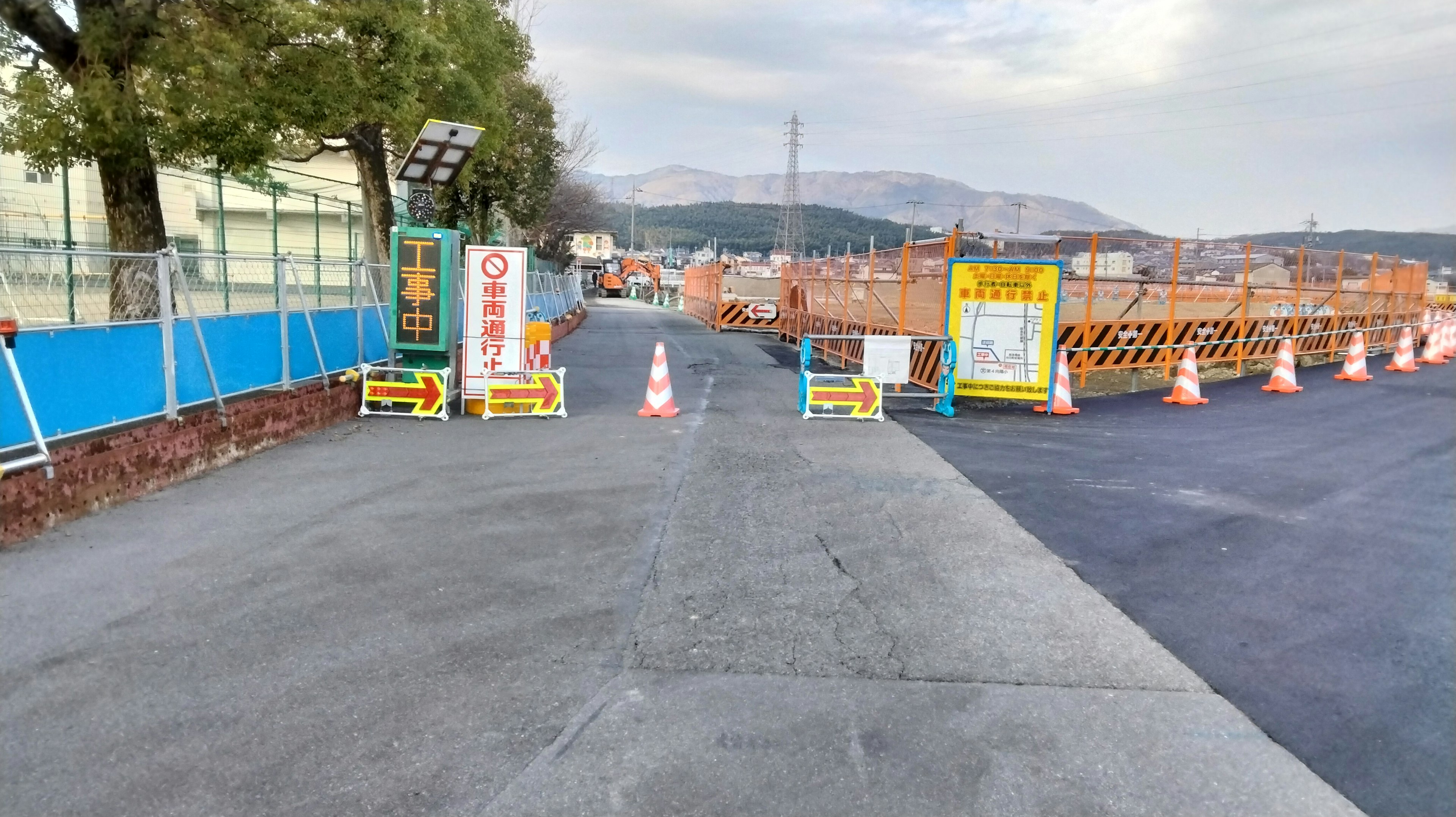 Site de construction avec barrières et panneaux d'avertissement