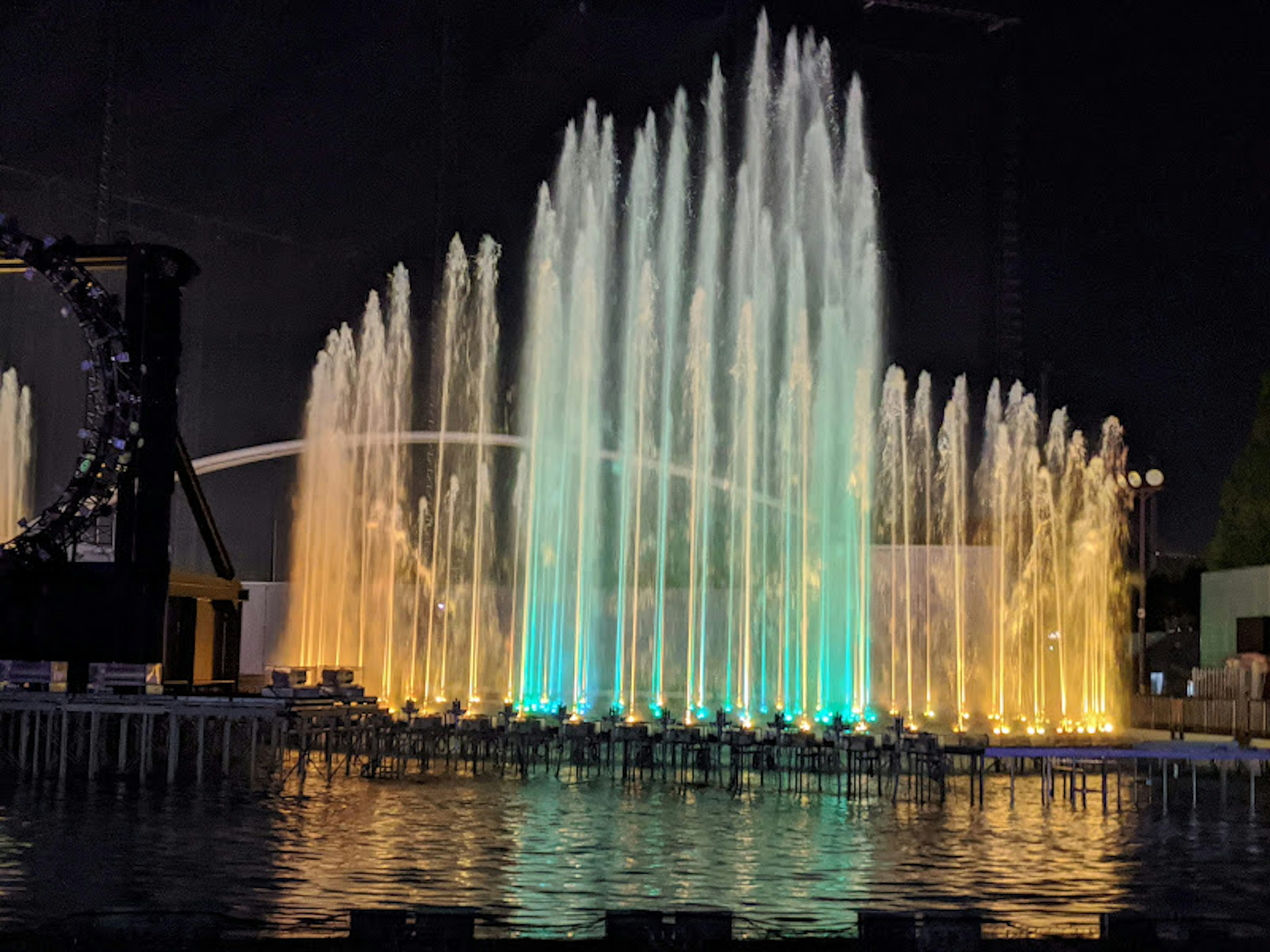 Jets d'eau colorés dans un spectacle de fontaine nocturne