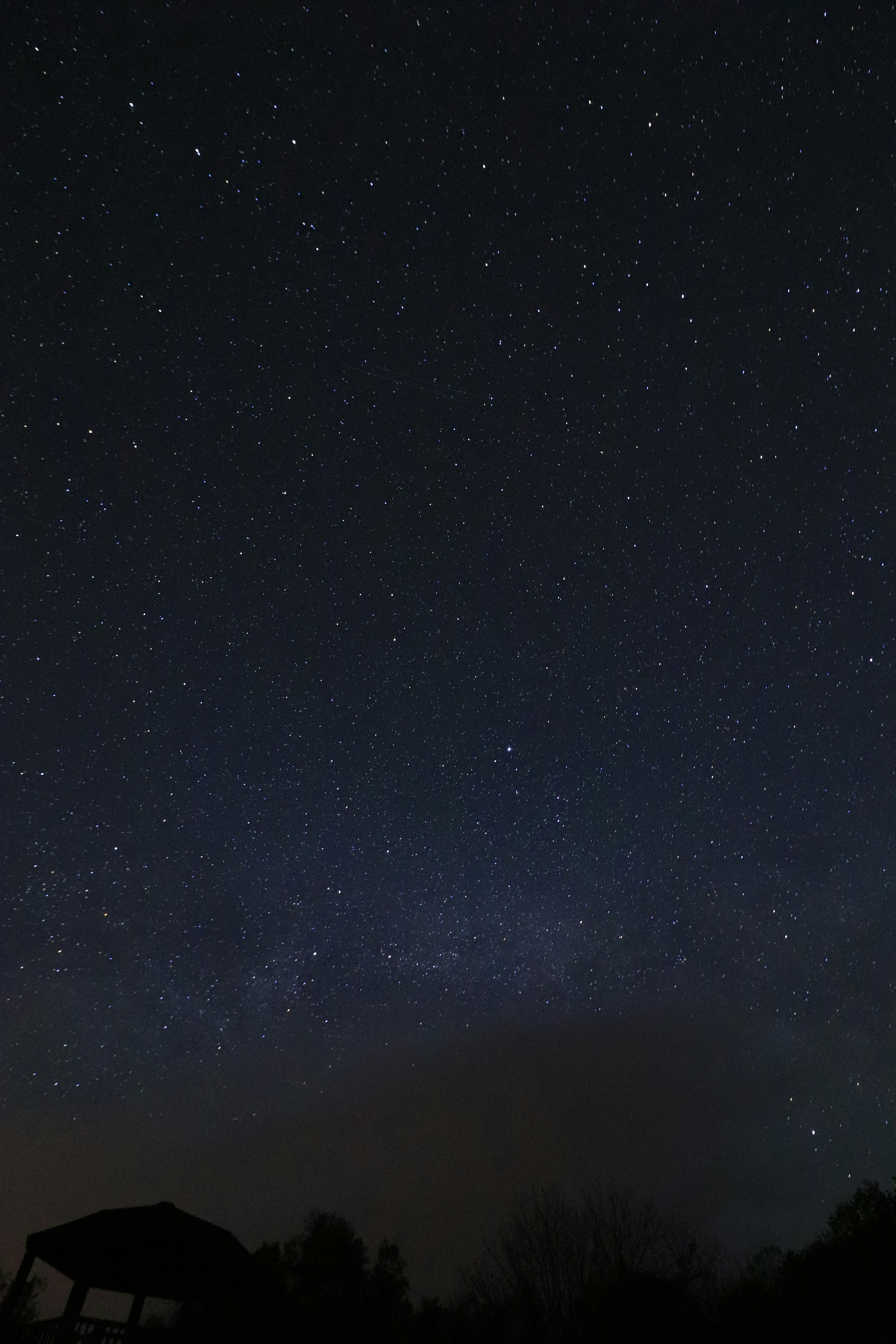 Amplio cielo nocturno lleno de innumerables estrellas y paisaje sereno