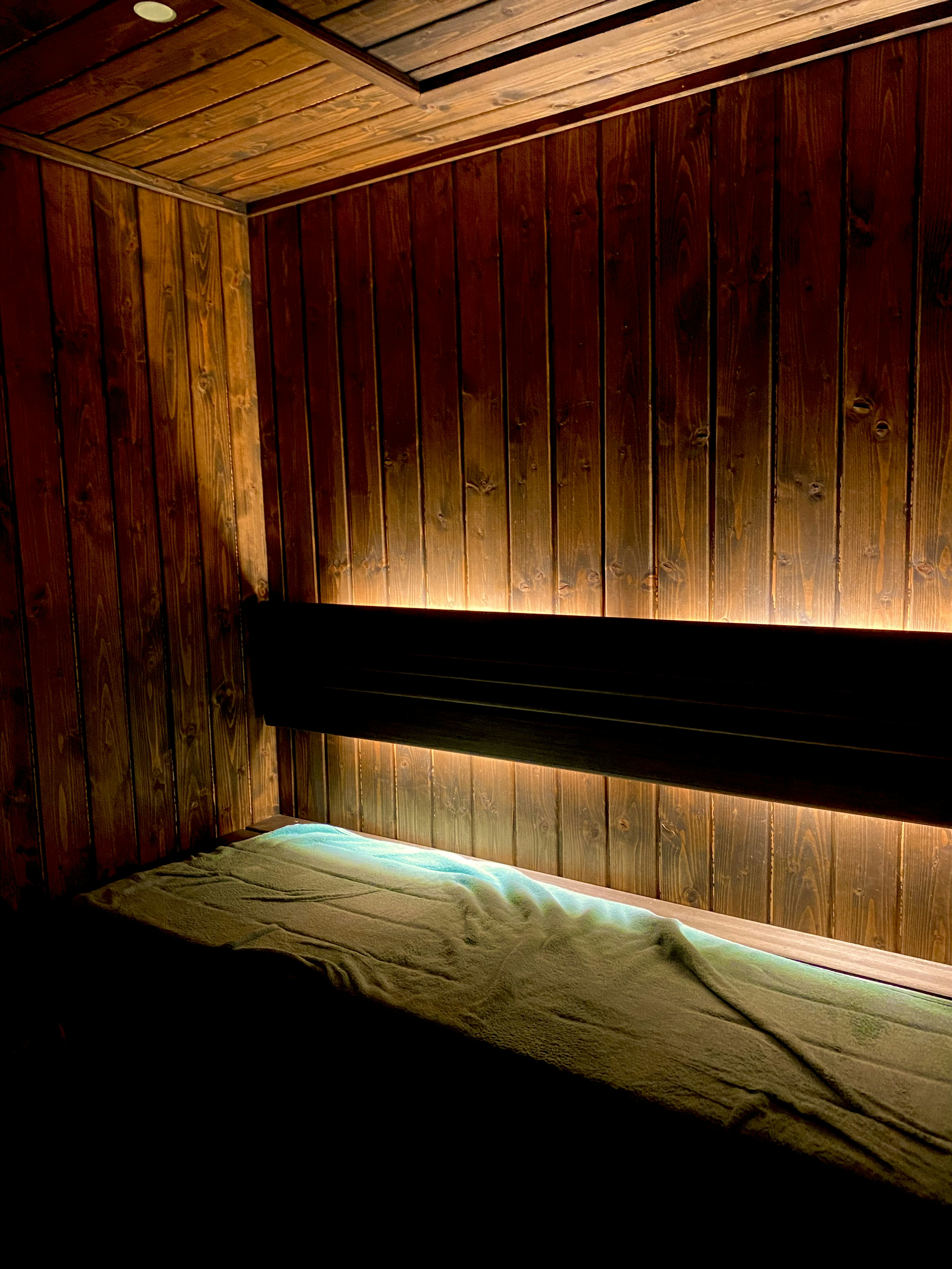 Chambre confortable avec des murs en bois et un éclairage doux