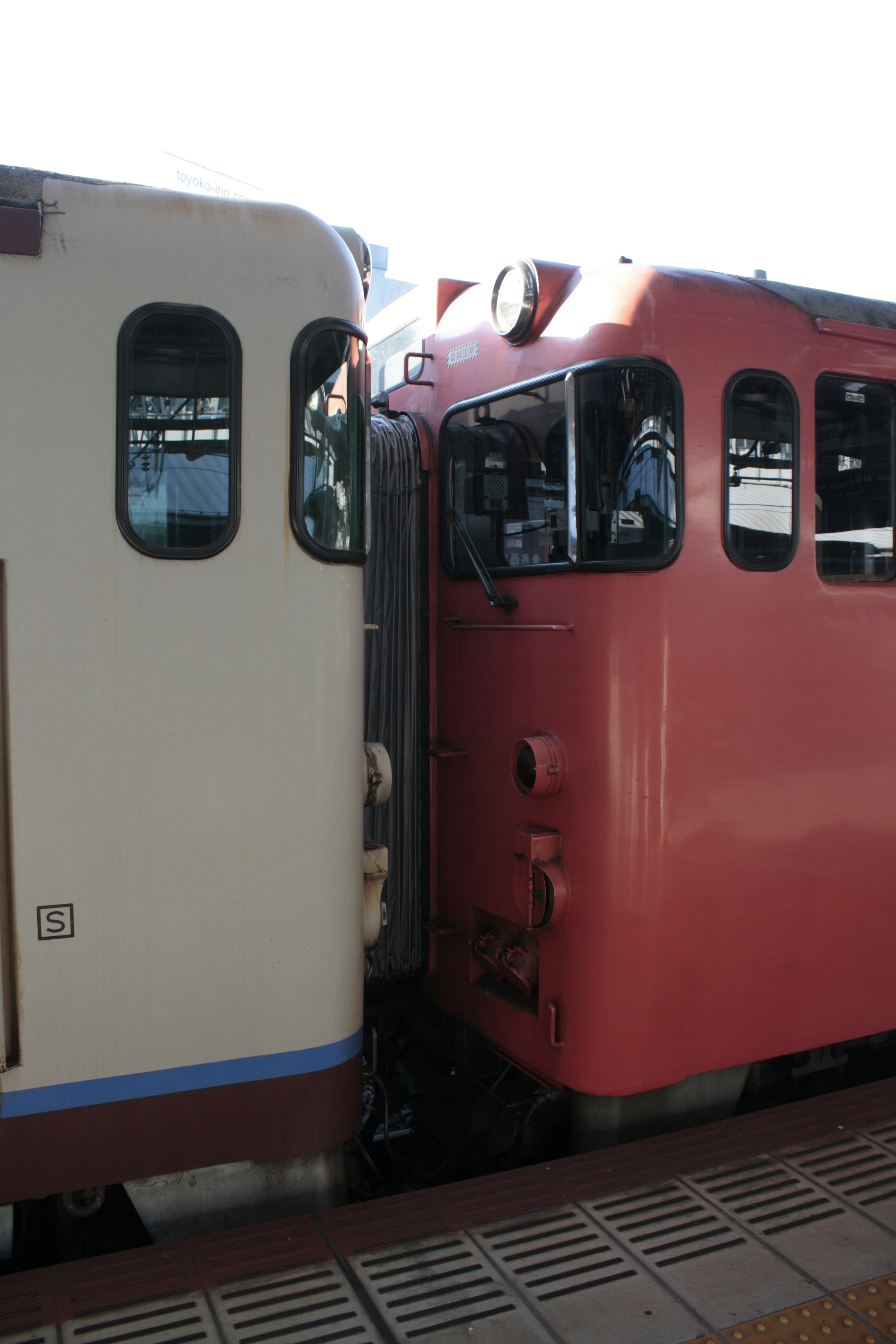 Deux trains en proximité l'un blanc et l'autre rouge