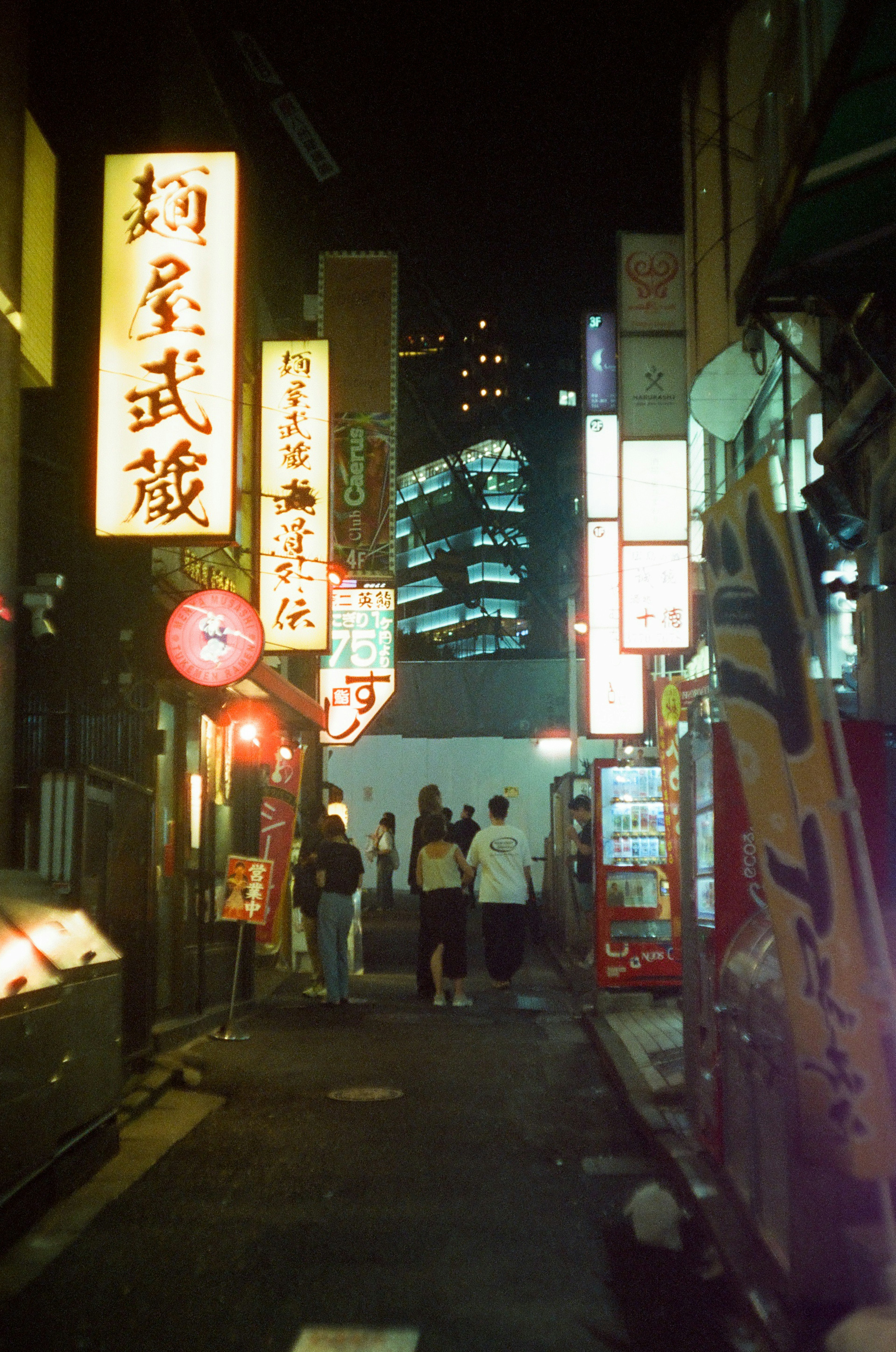 夜晚狭窄小巷中的餐厅招牌发光