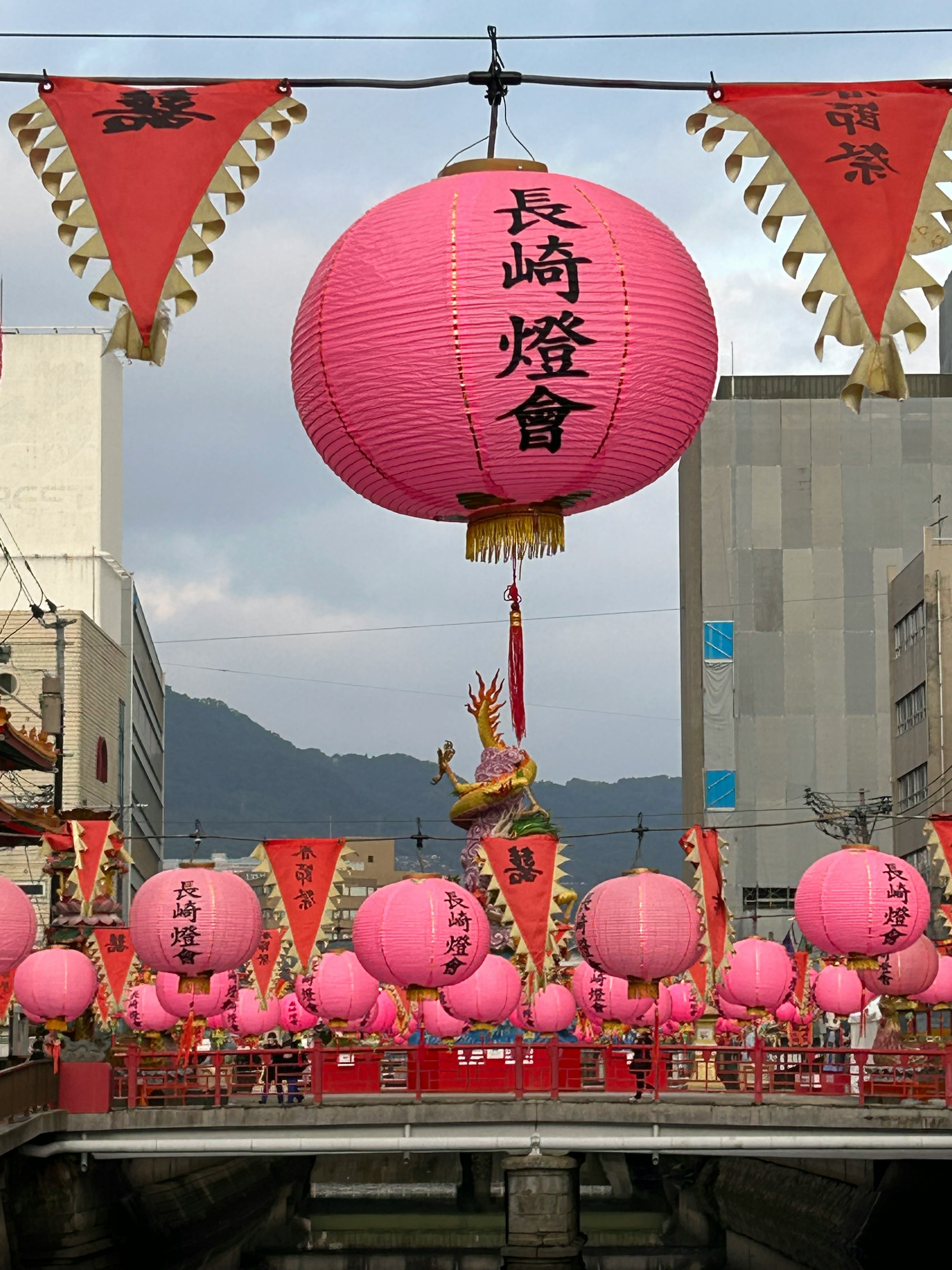 Rosa Laternen schmücken eine Brücke während des Nagasaki Laternenfestivals