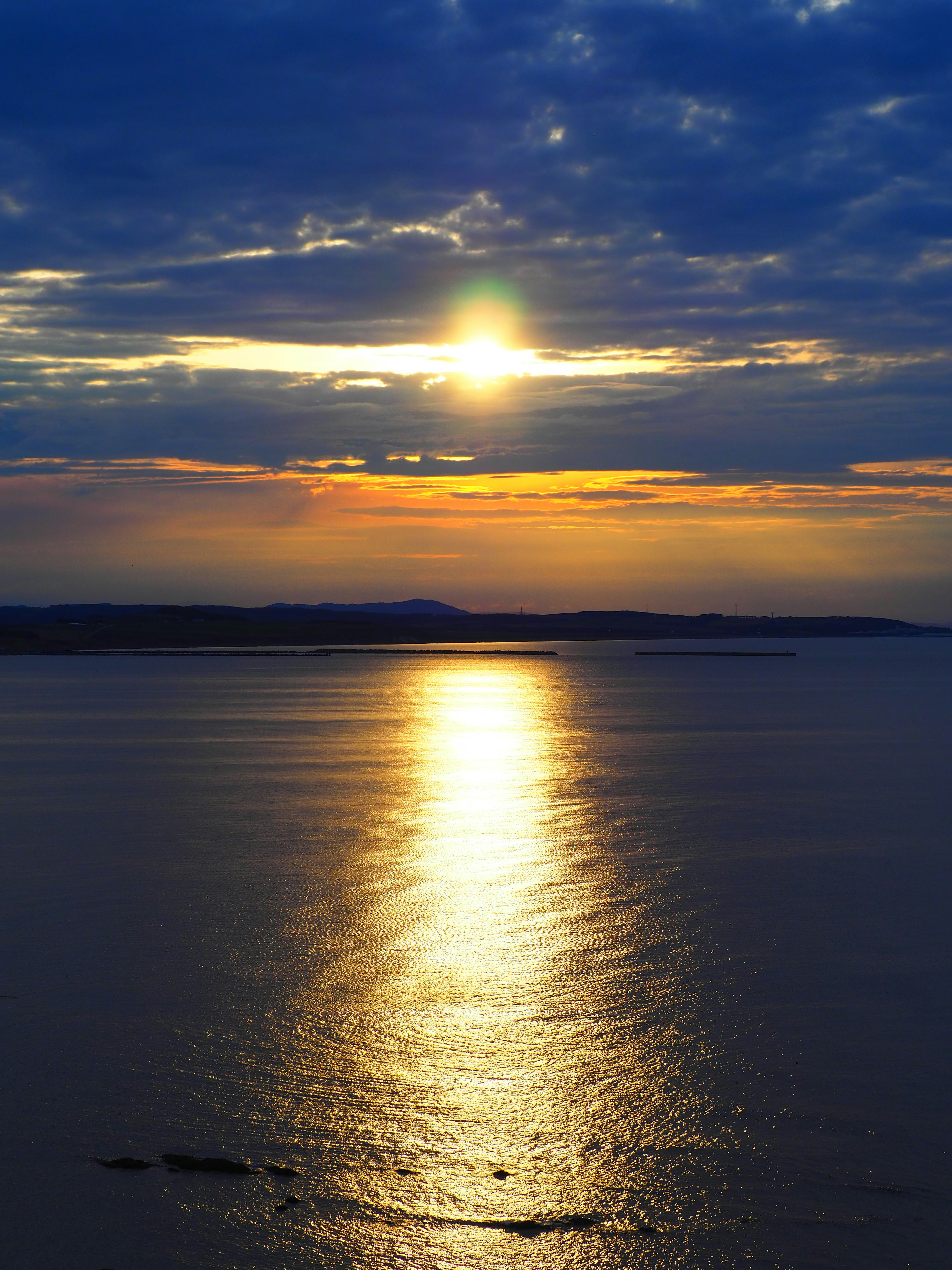 Hermoso paisaje con el atardecer reflejándose en el mar