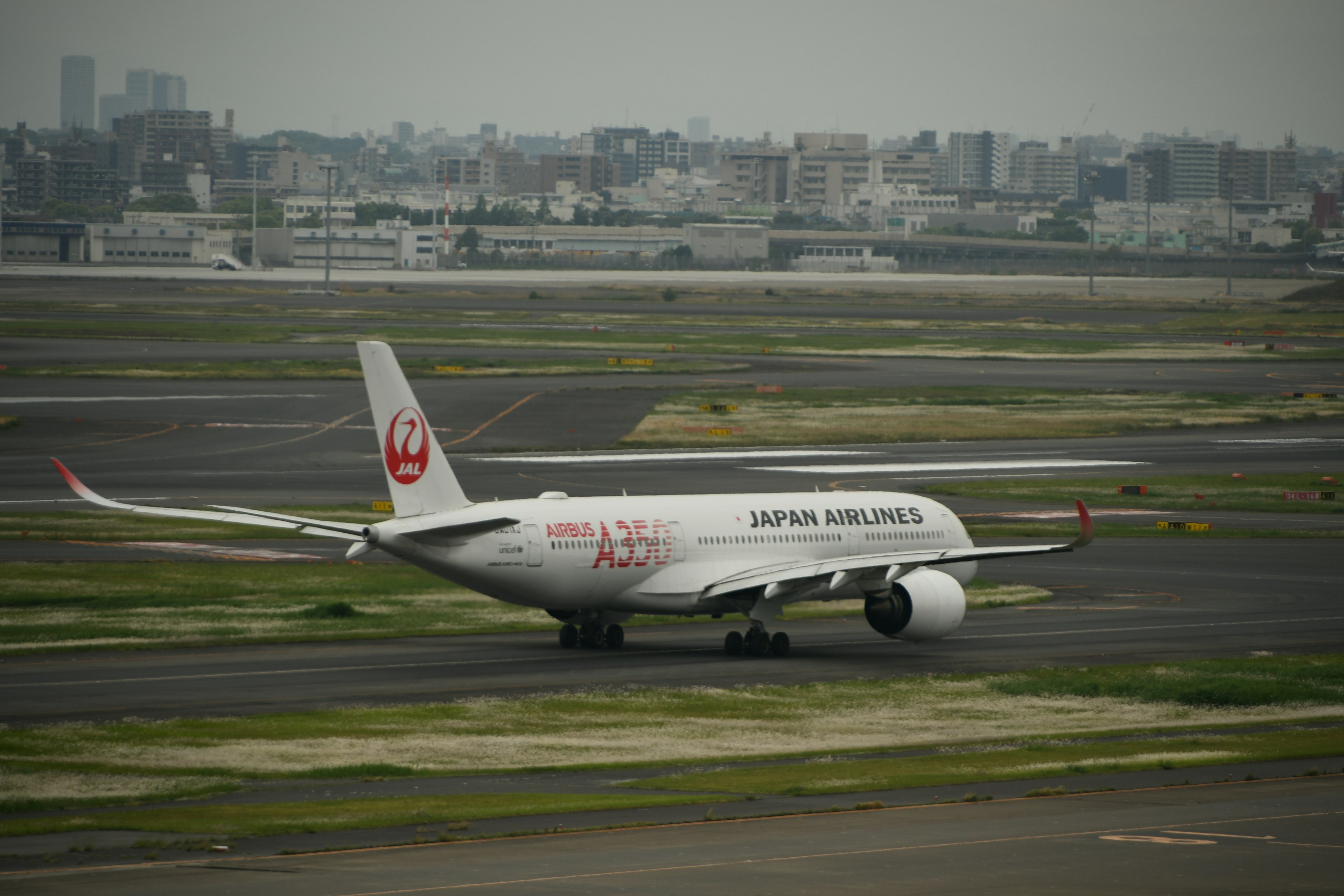 日本航空飛機在跑道上滑行