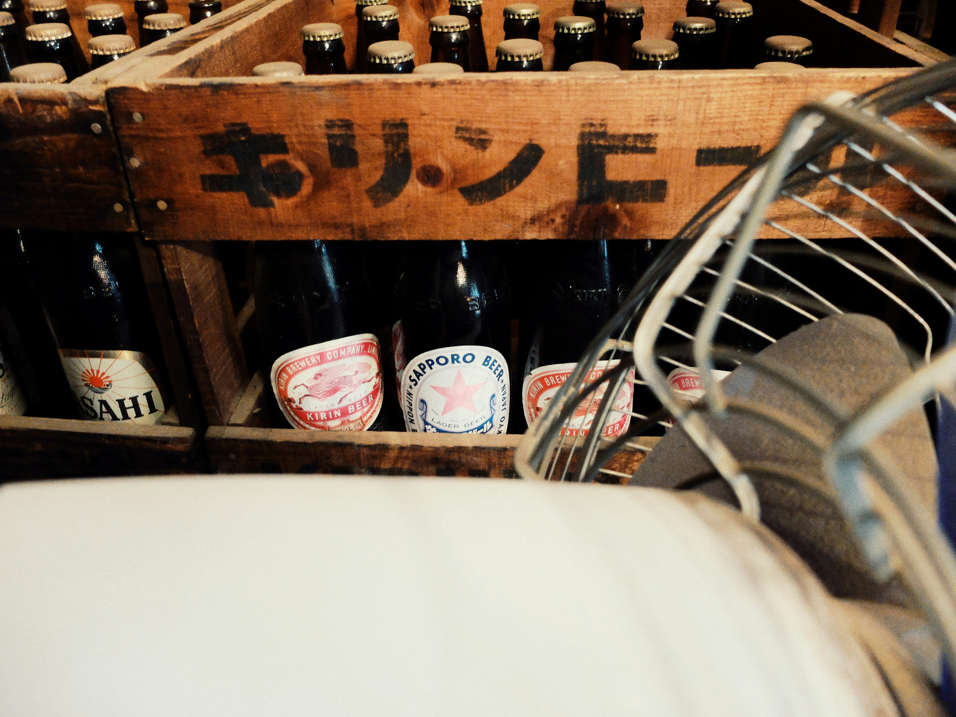 Bouteilles de bière dans une caisse en bois avec des étiquettes japonaises