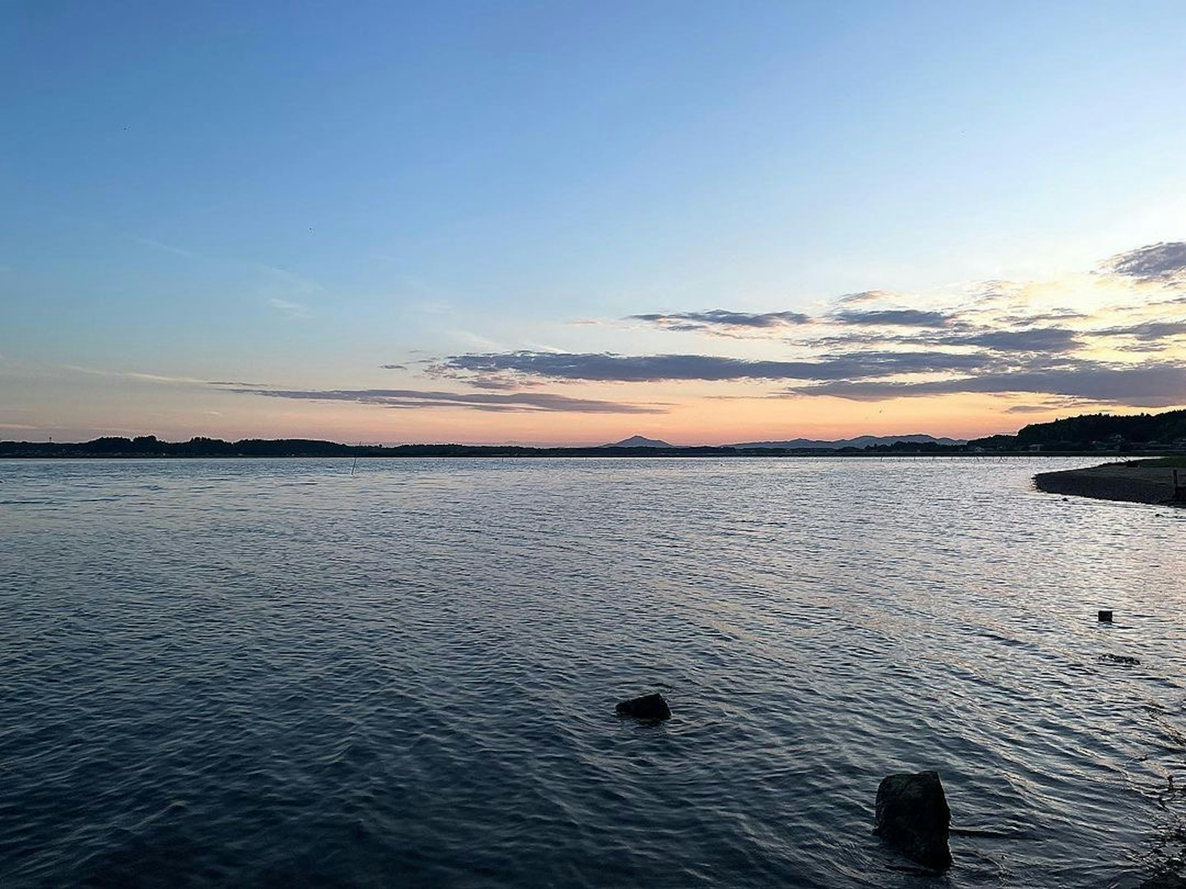 平静的海面与日落景观