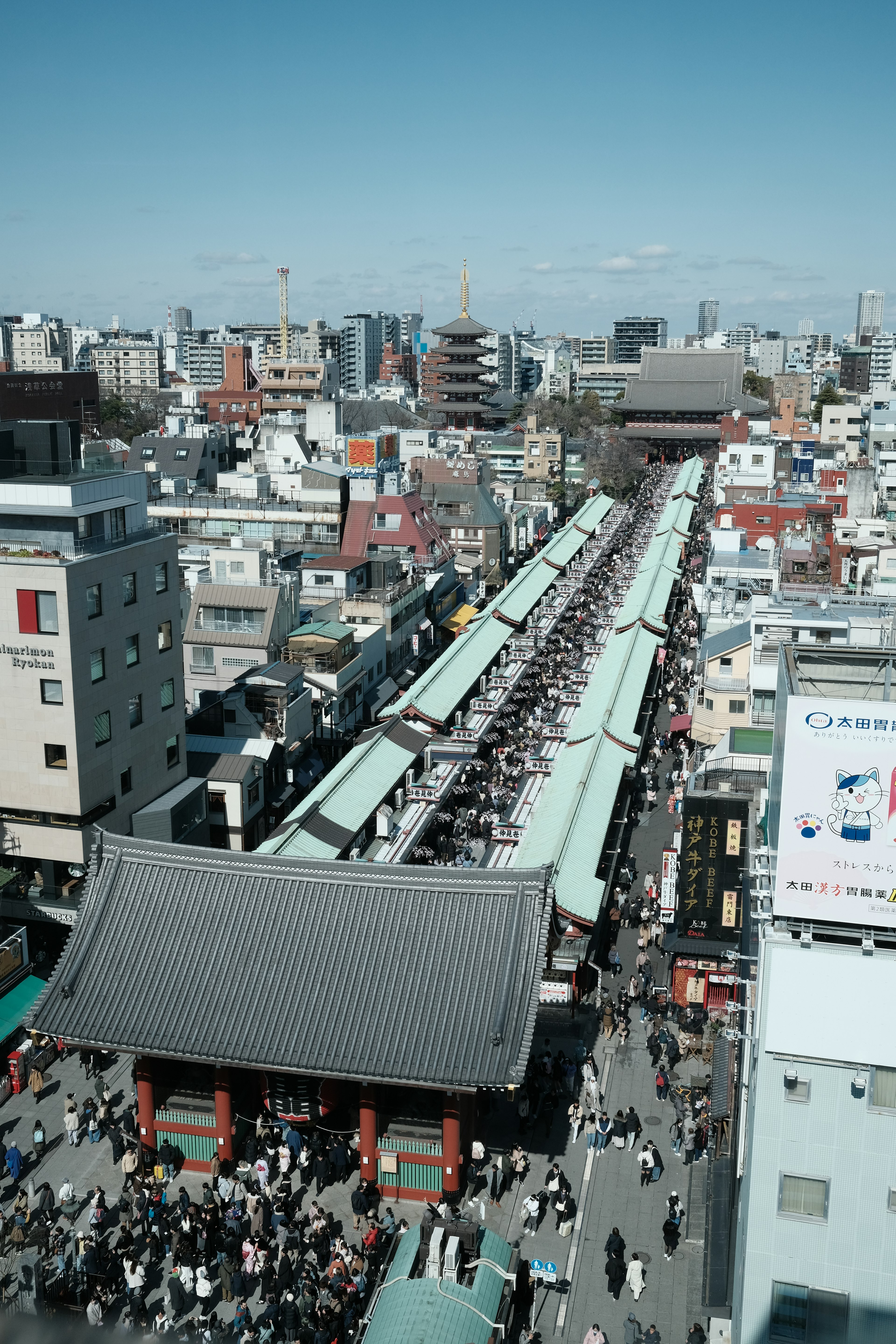 Belebte Szene der Nakamise-Straße vor dem Senso-ji-Tempel