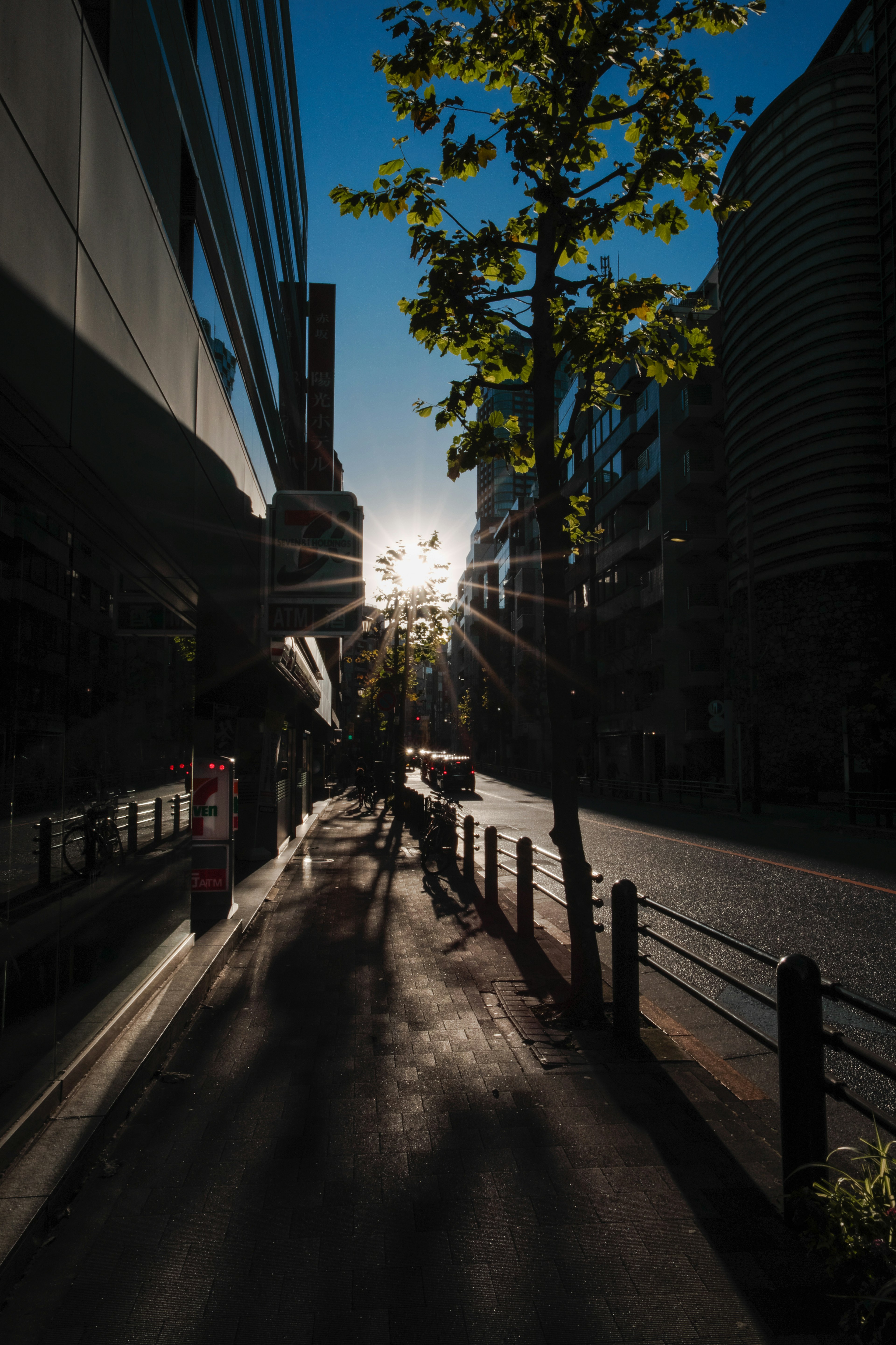 Paysage urbain avec une lumière et des ombres saisissantes