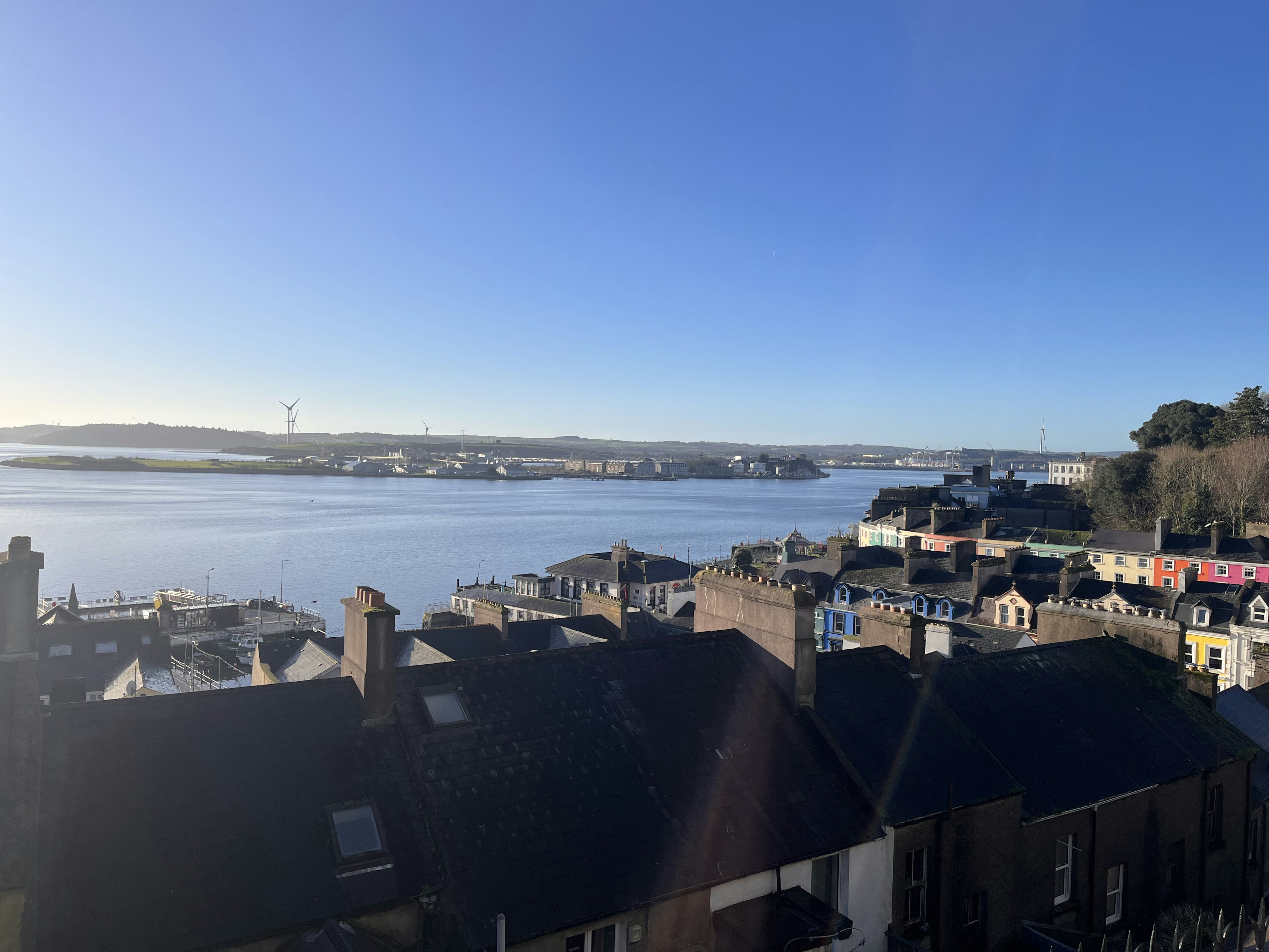 Panoramablick auf das Meer und die Stadt unter blauem Himmel Dächer sichtbar