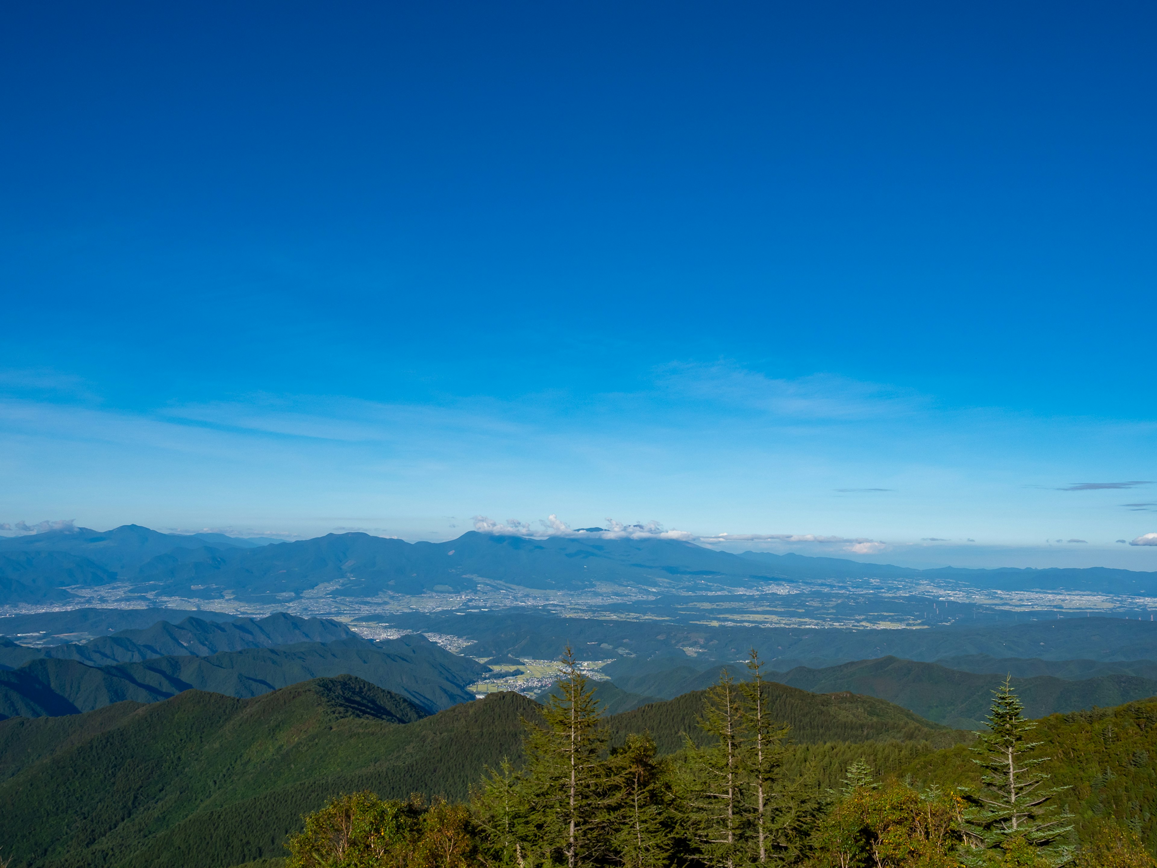 Pemandangan panorama pegunungan di bawah langit biru cerah