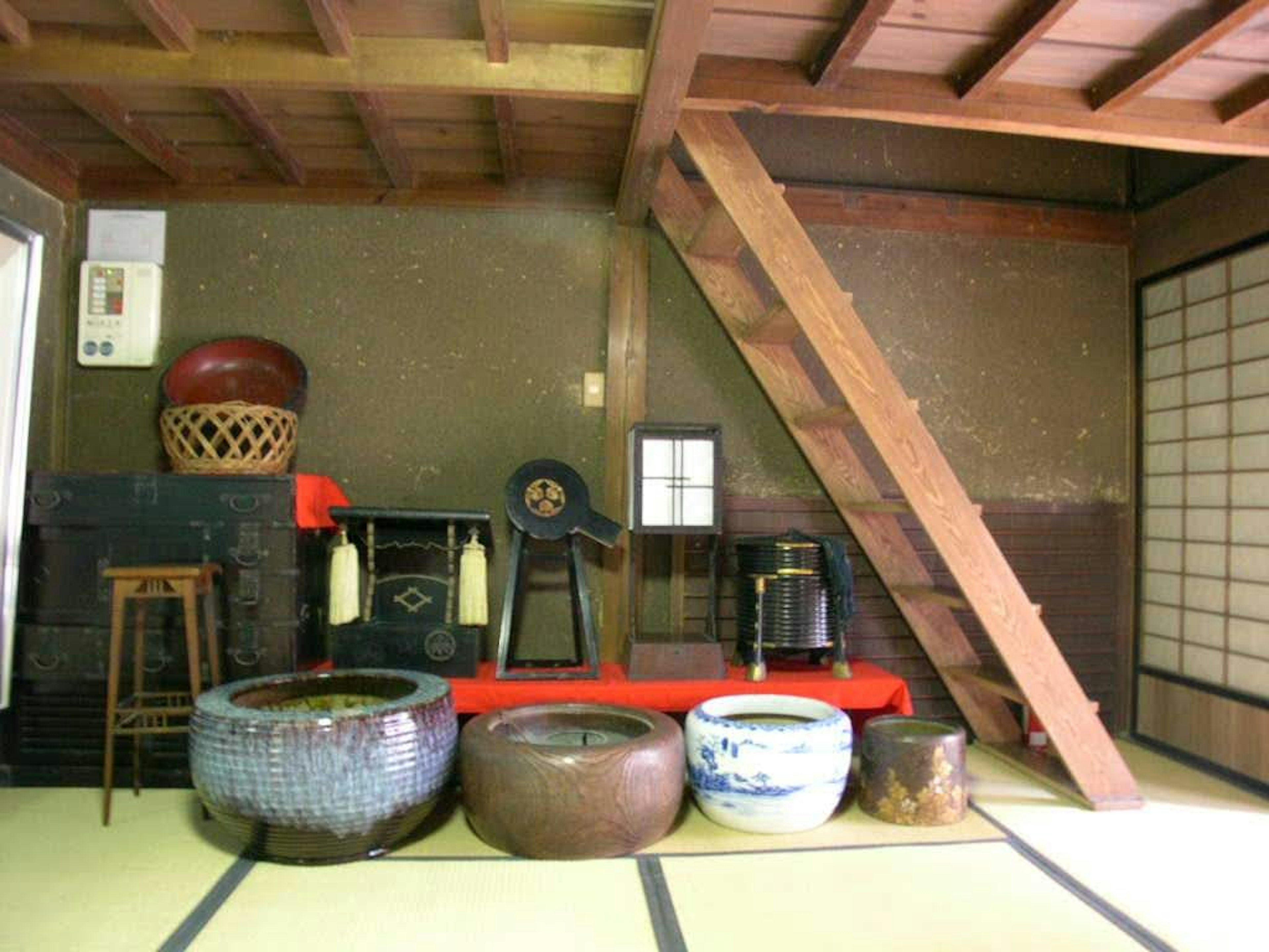 Mobilier traditionnel et objets de décoration disposés dans une pièce de style japonais