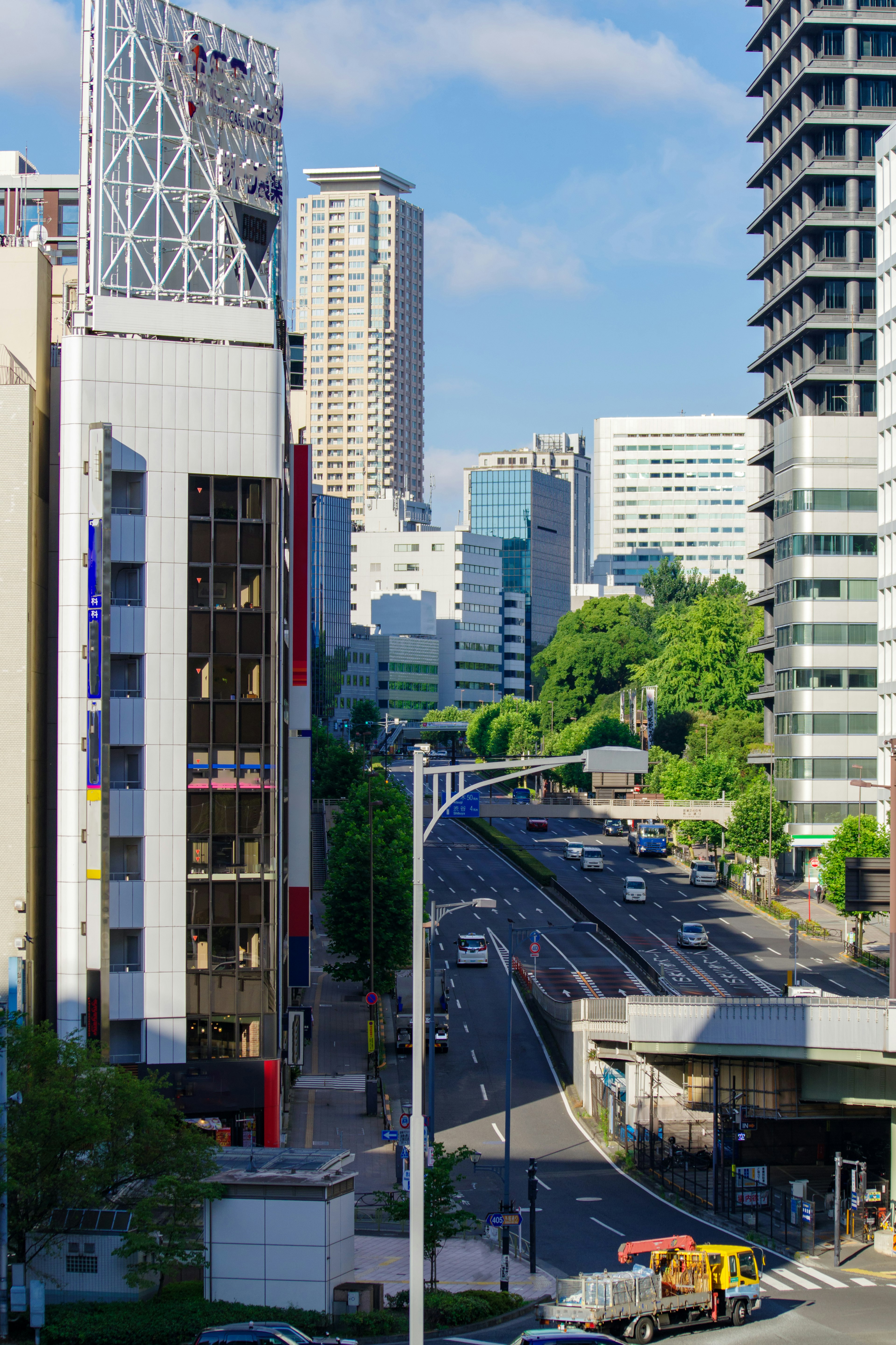 Städtische Skyline mit Hochhäusern und einer Straße unter blauem Himmel