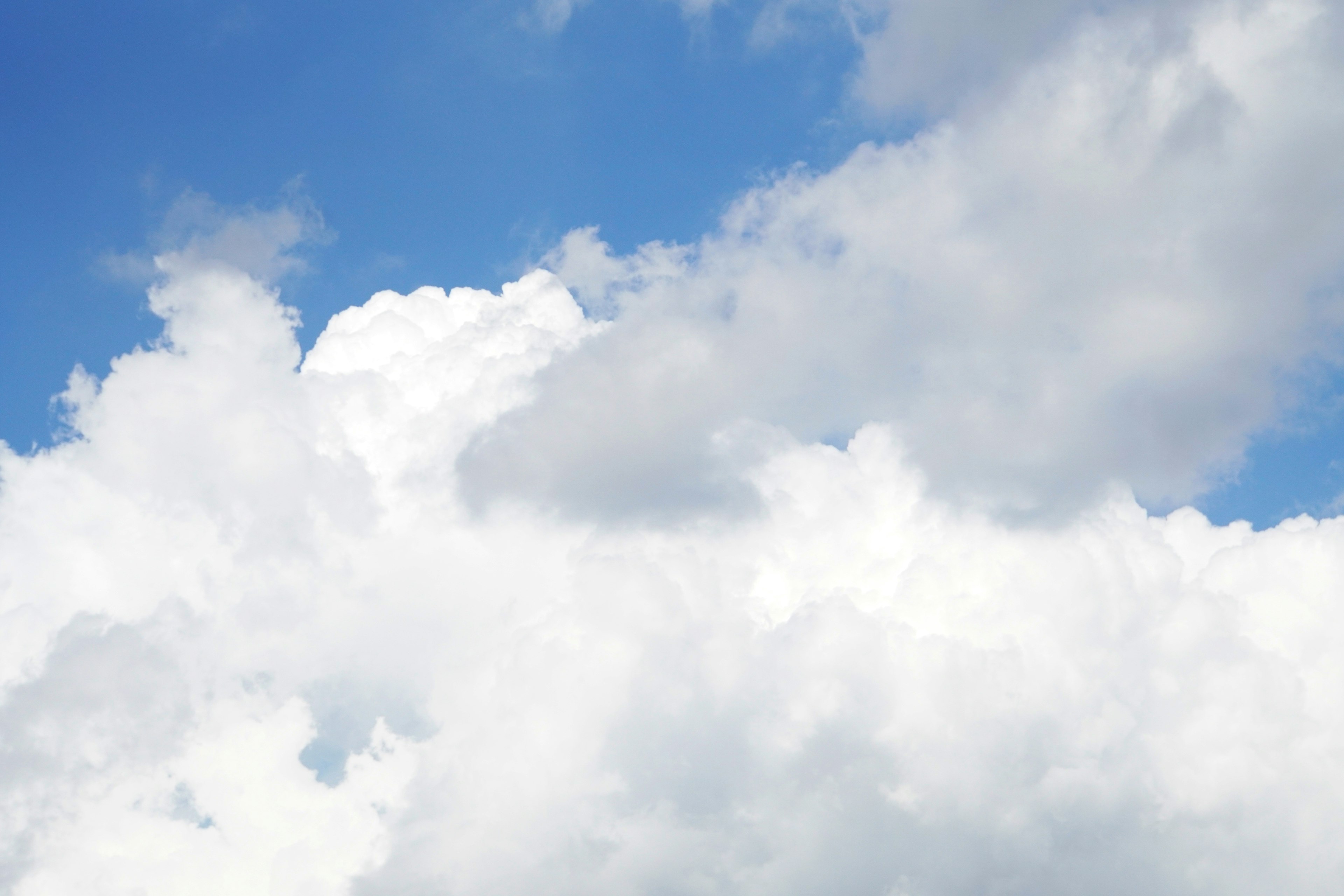 Bella vista del cielo blu con nuvole bianche