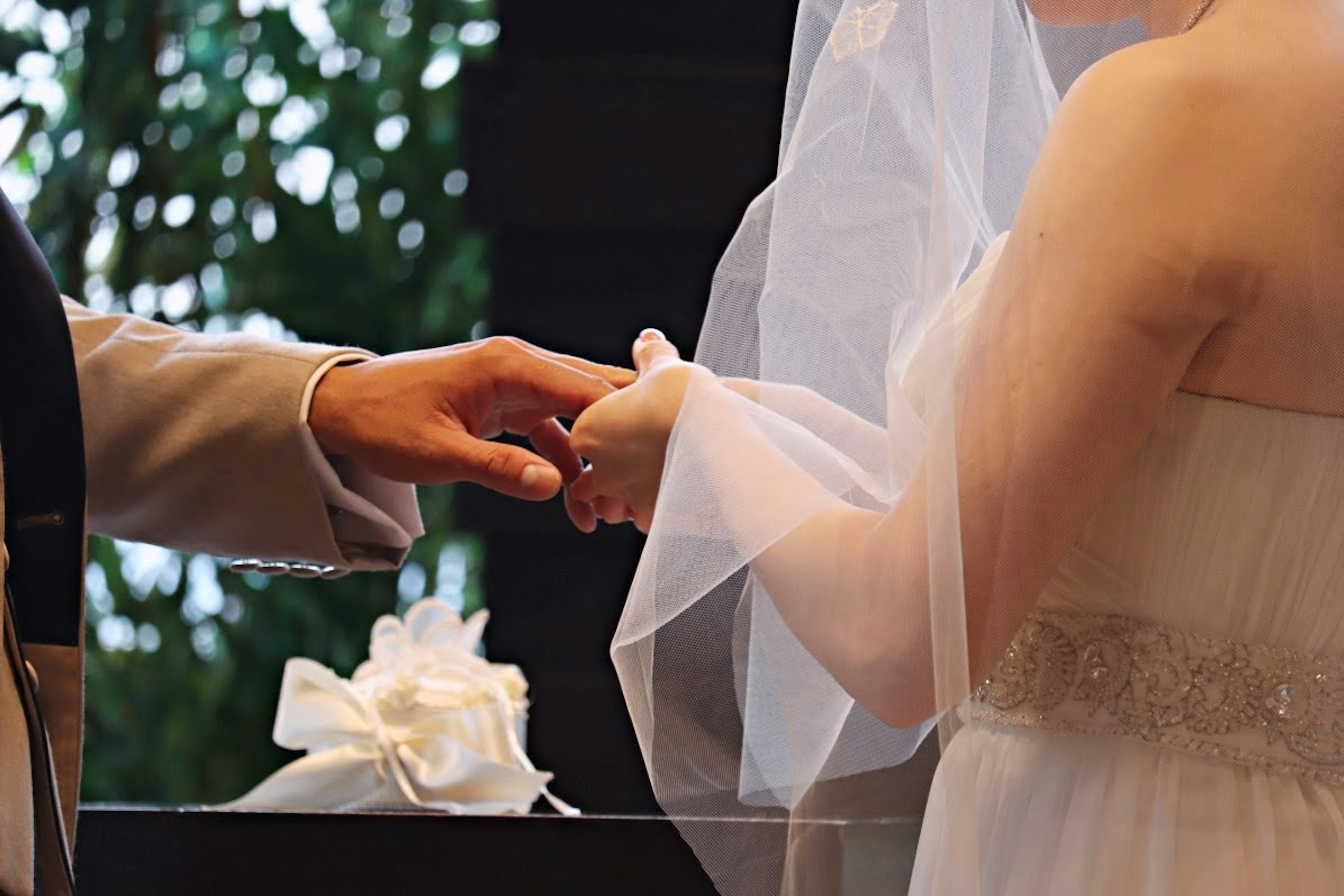 Pareja tomándose de las manos durante una ceremonia de boda