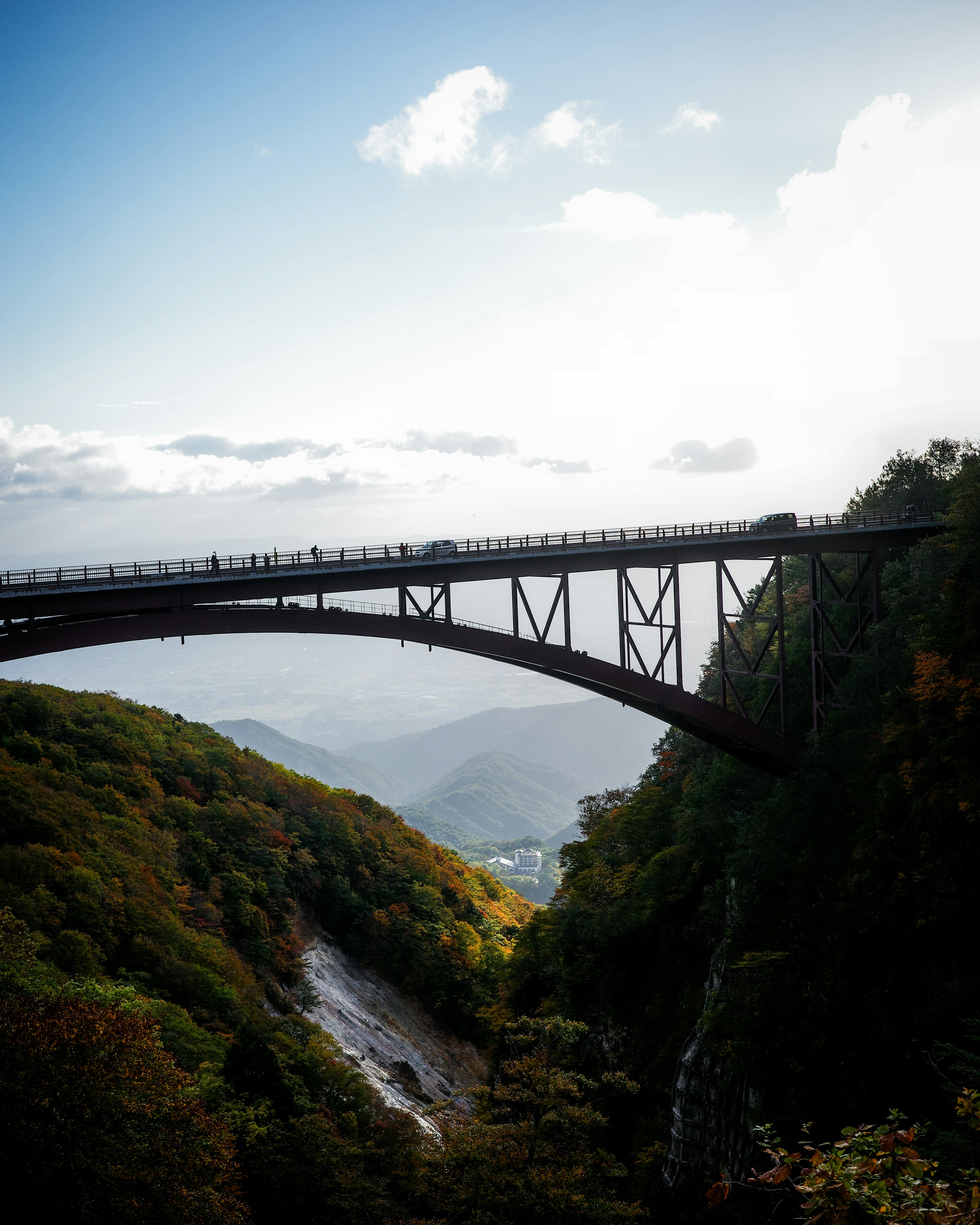 美しい山の谷に架かる鉄橋 日差しが差し込む中での風景