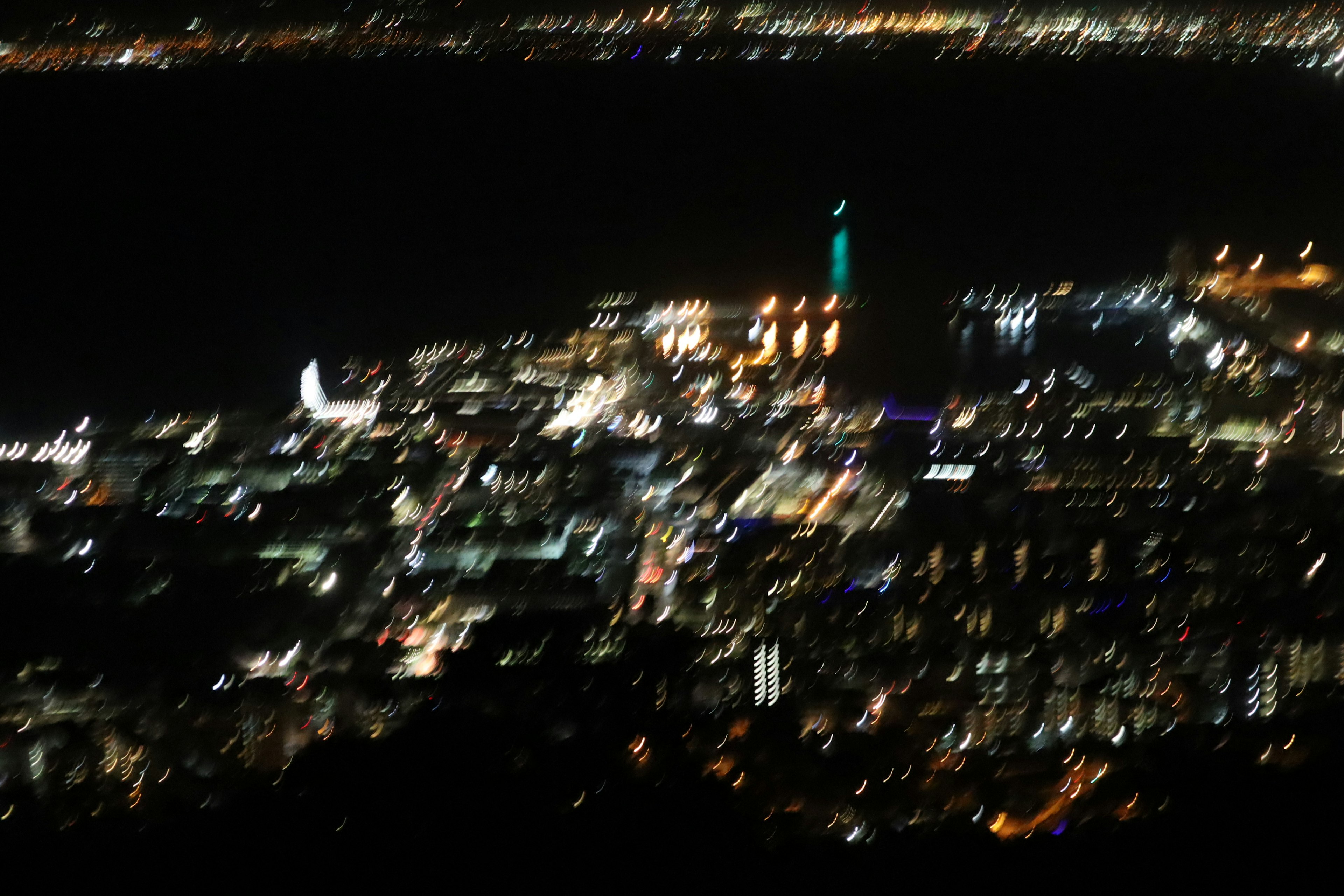 Vue nocturne floue de la ville avec des lumières scintillantes et des couleurs vives