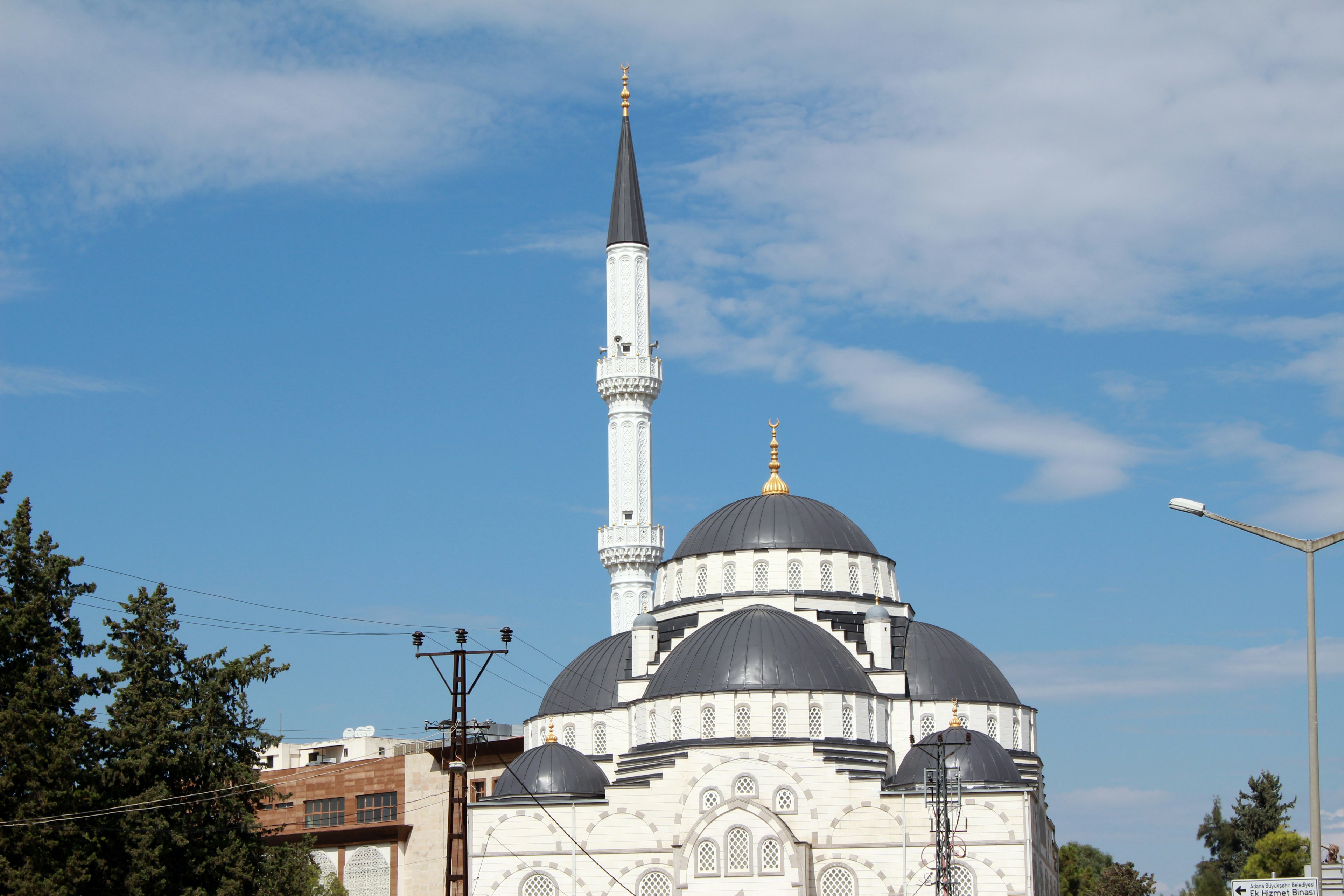 Magnifique mosquée blanche avec un grand minaret sous un ciel bleu